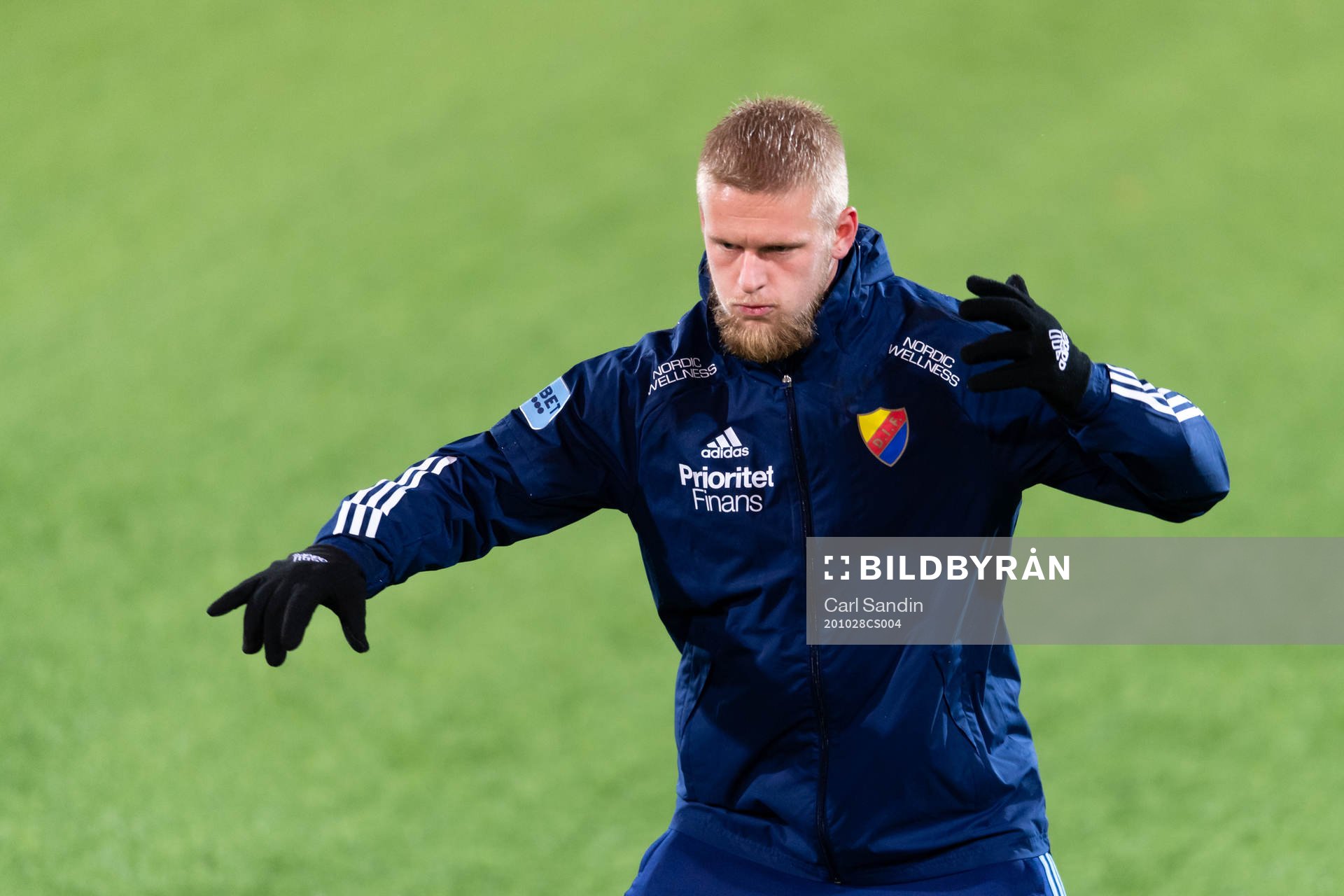 Djurgårdens Kalle Holmberg värmer upp innan