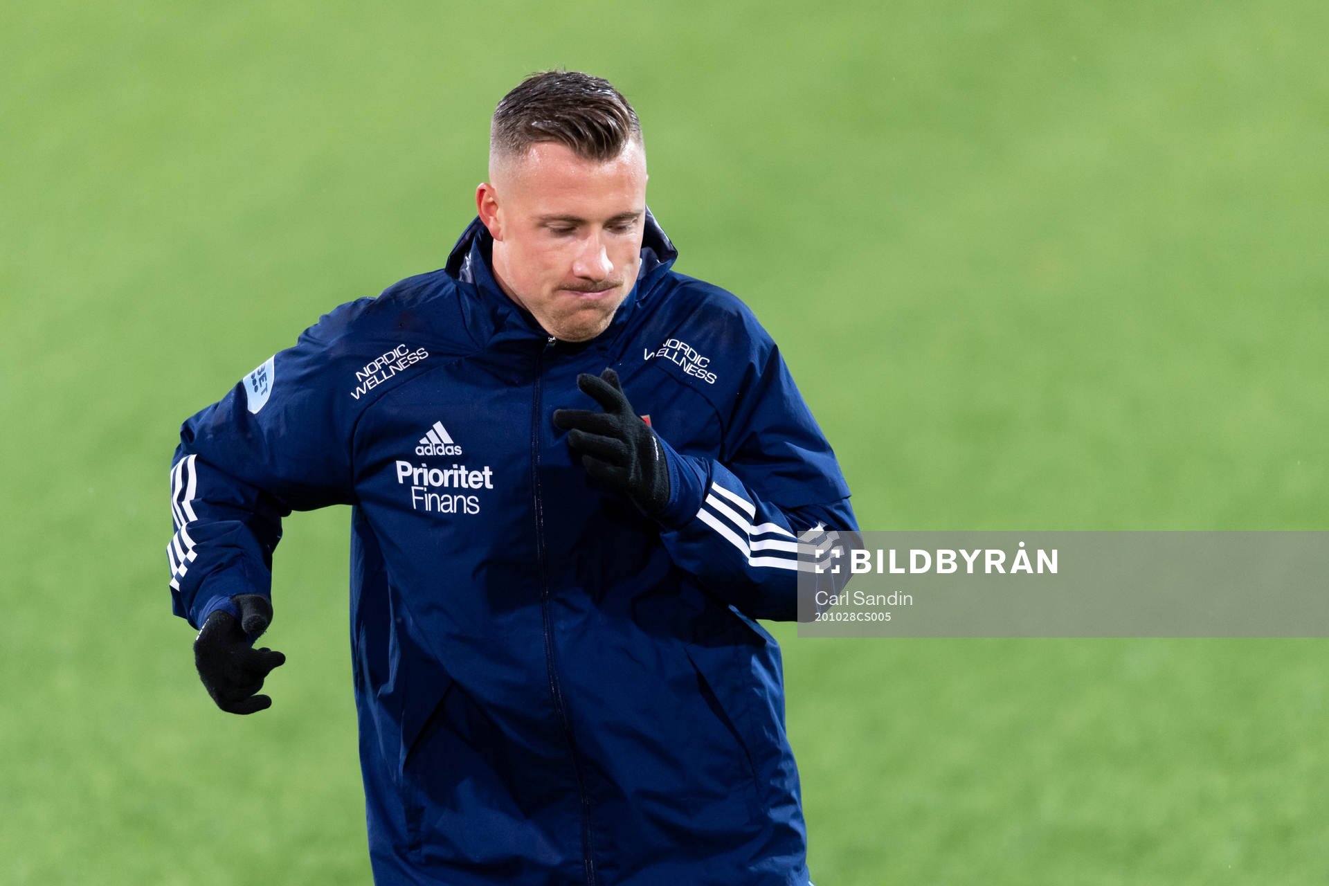 Djurgårdens Fredrik Ulvestad värmer upp innan