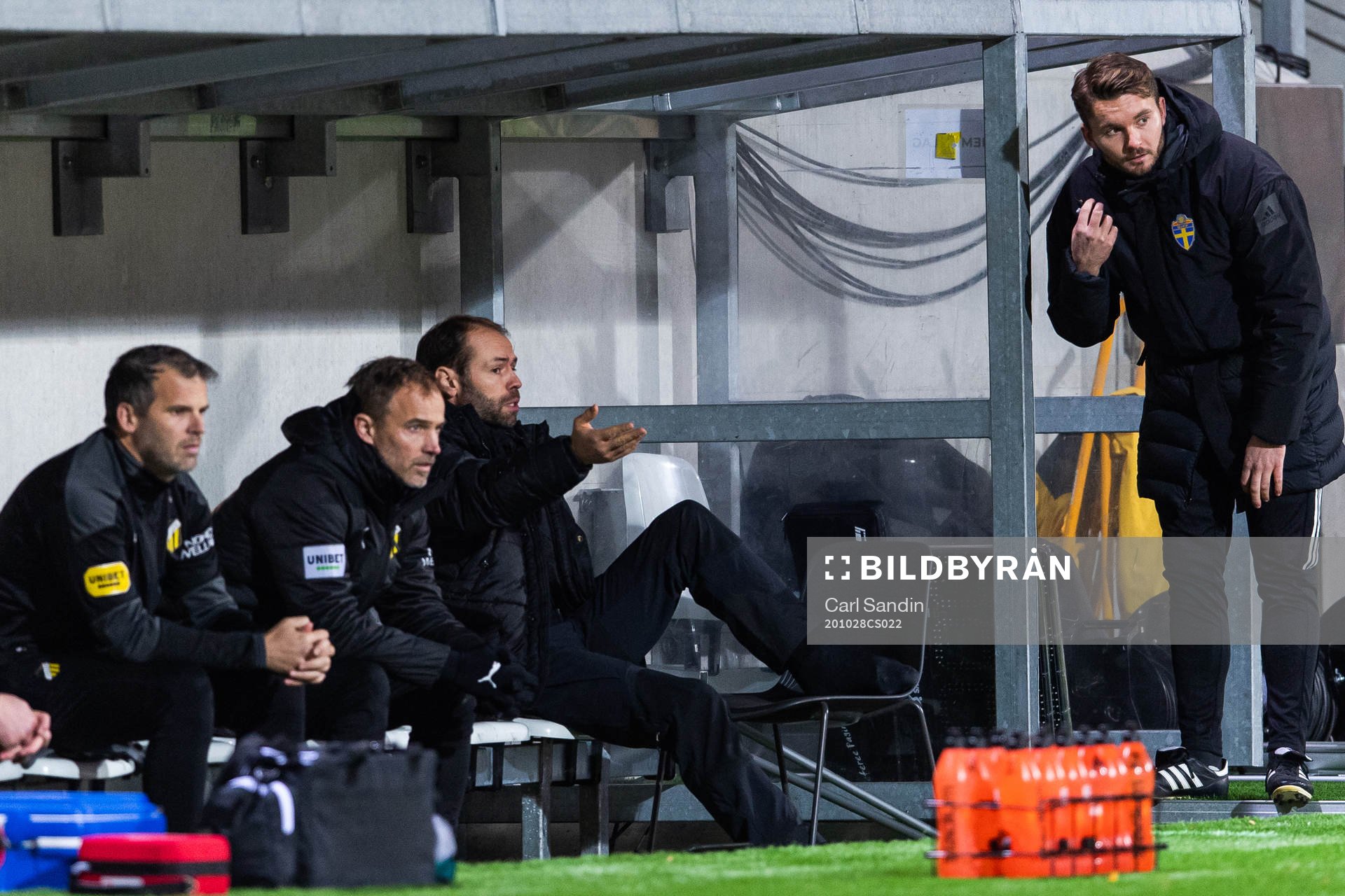 Häckens tränare Andreas Alm diskuterar med fjärdedomare