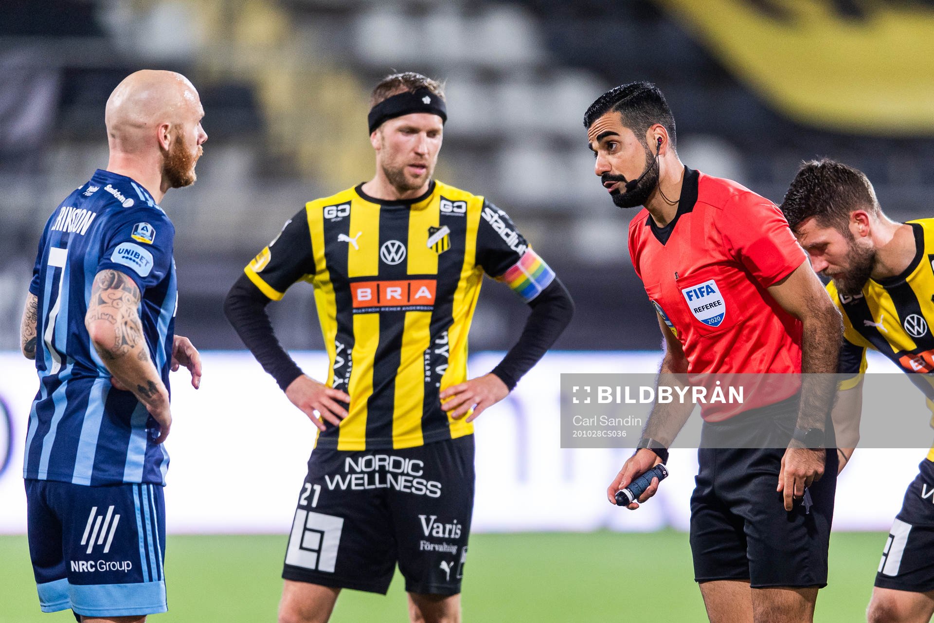Djurgårdens Magnus Eriksson och Häckens Rasmus Lindgren i diskussion med Domare Mohammed Al-Hakim under fotbollsmatchen i Allsvenskan mellan Häcken och Djurgården den 28 oktober 2020 i Göteborg.
