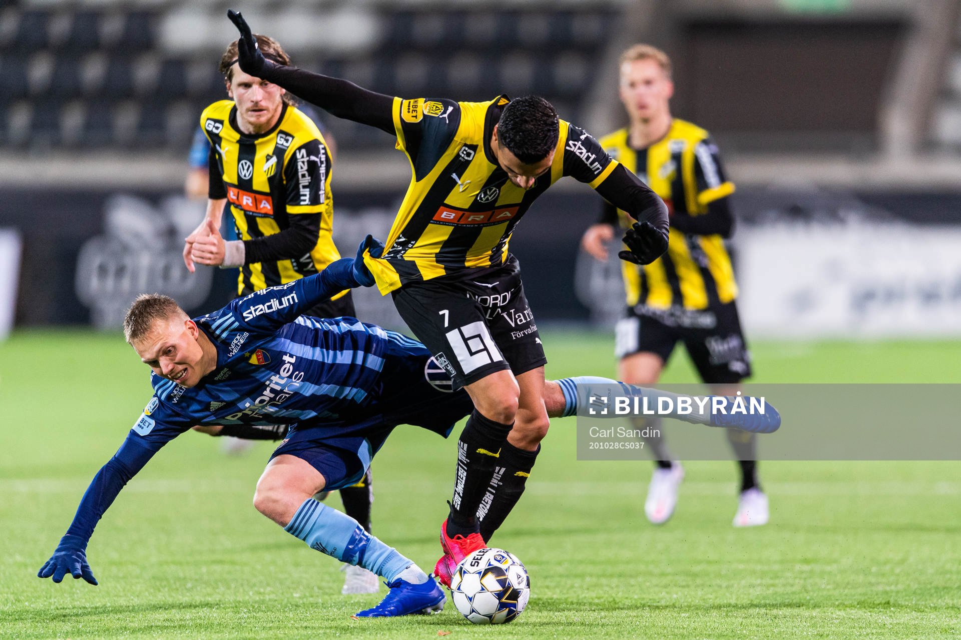 Djurgårdens Jonathan Augustinsson och Häckens Ahmed Yasin i kamp om bollen under fotbollsmatchen i Allsvenskan mellan Häcken och Djurgården den 28 oktober 2020 i Göteborg.