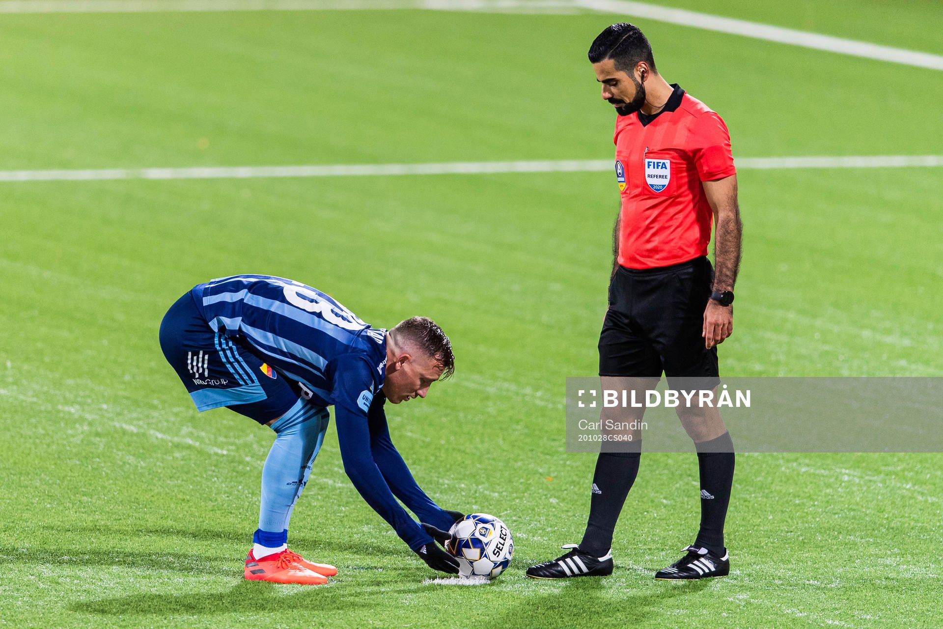 Djurgårdens Fredrik Ulvestad lägger bollen på