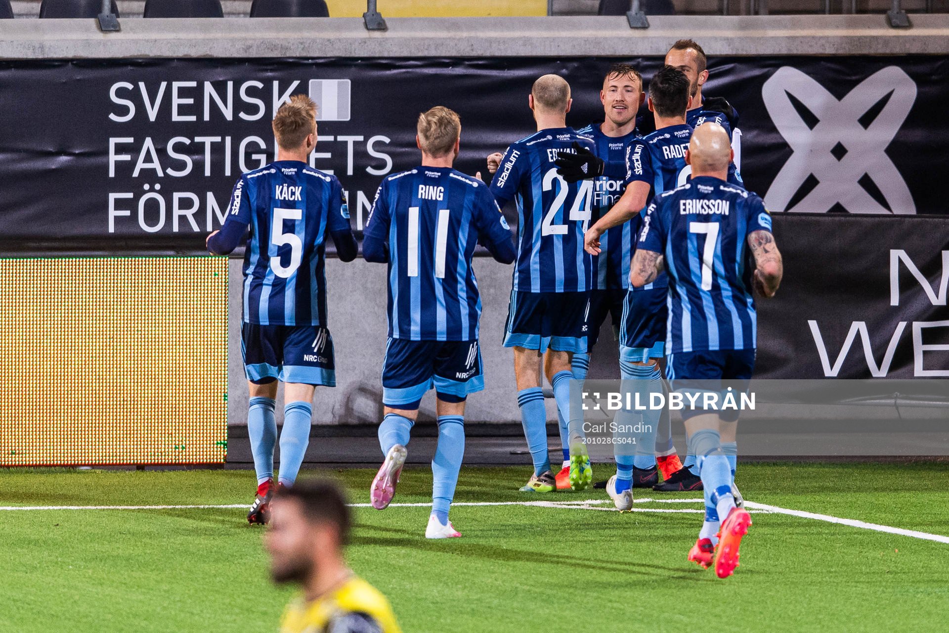 Djurgårdens Fredrik Ulvestad jublar med lagkamrater