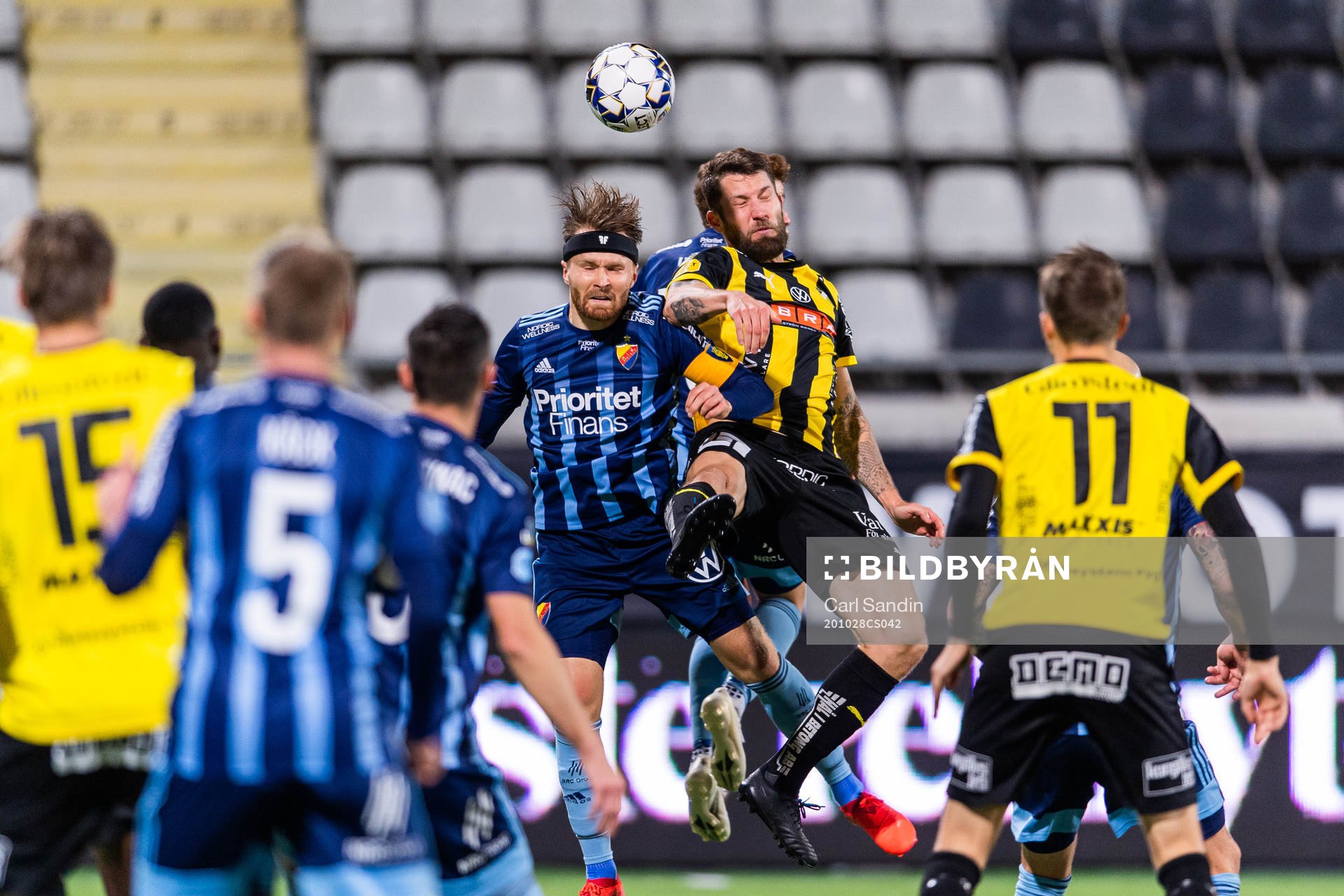 Djurgårdens Jacob Une Larsson och Häckens Joona Toivio i nickduell under fotbollsmatchen i Allsvenskan mellan Häcken och Djurgården den 28 oktober 2020 i Göteborg.