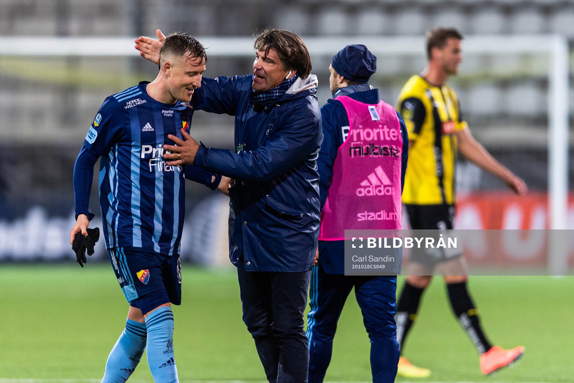 Djurgårdens Fredrik Ulvestad kramas om av sportchef Bosse