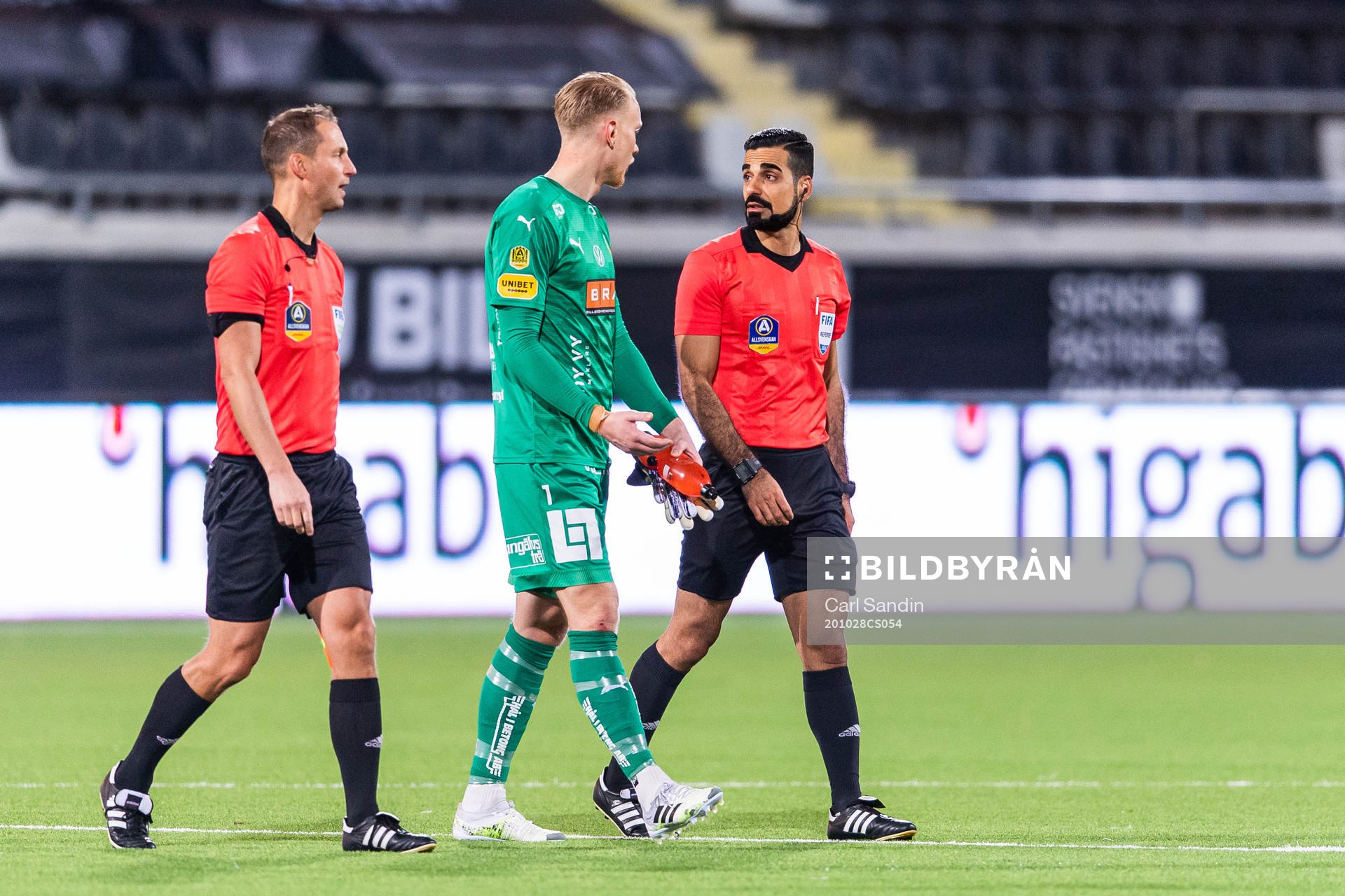 Häckens målvakt Pontus Dahlberg diskuterar med Domare