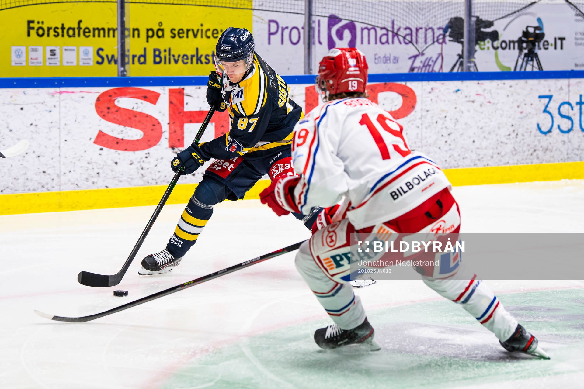 Södertäljes Hugo Gustafsson nder ishockeymatchen i