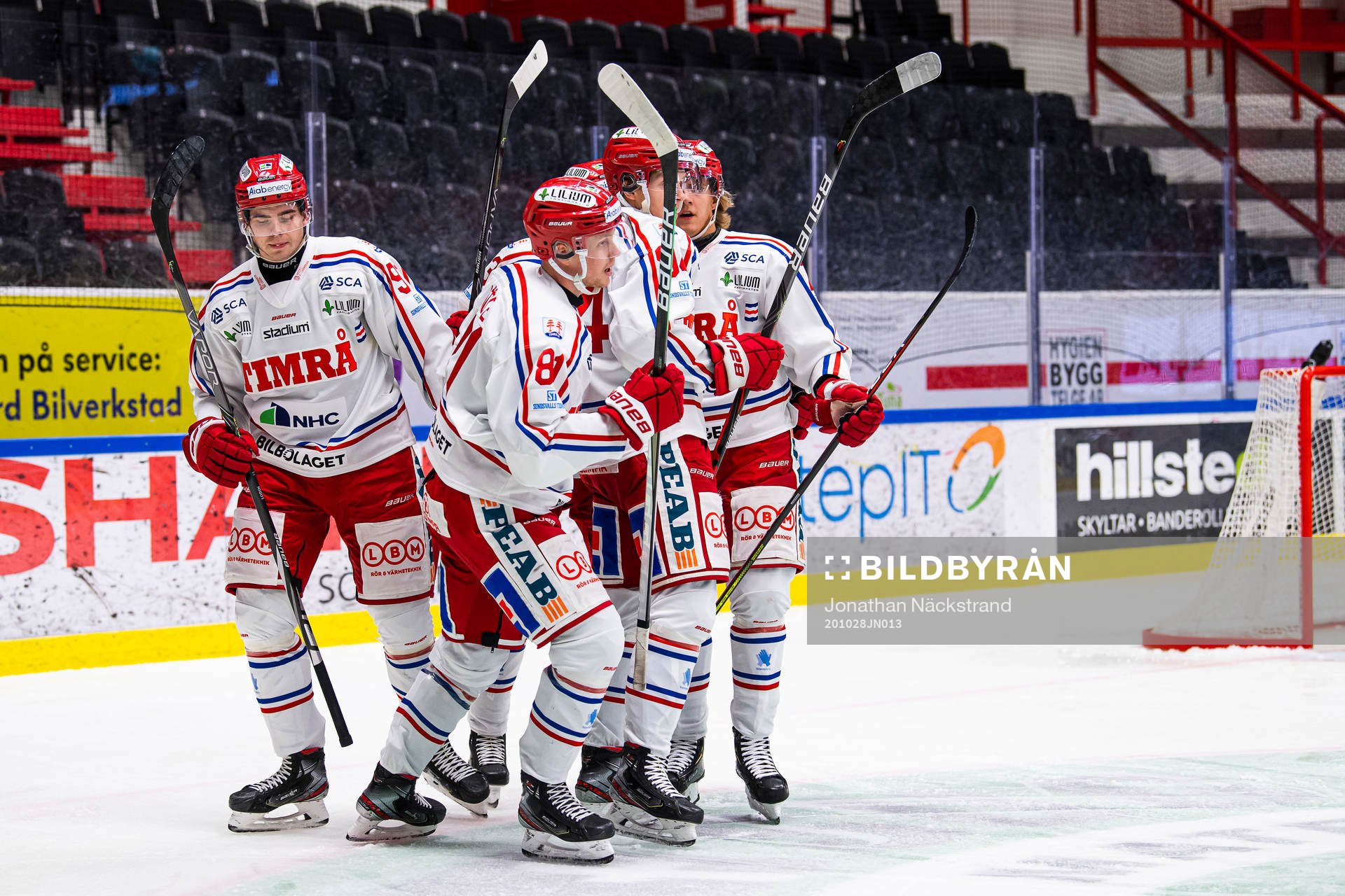 Timrås Jens Lööke jublar med lagkamrater
