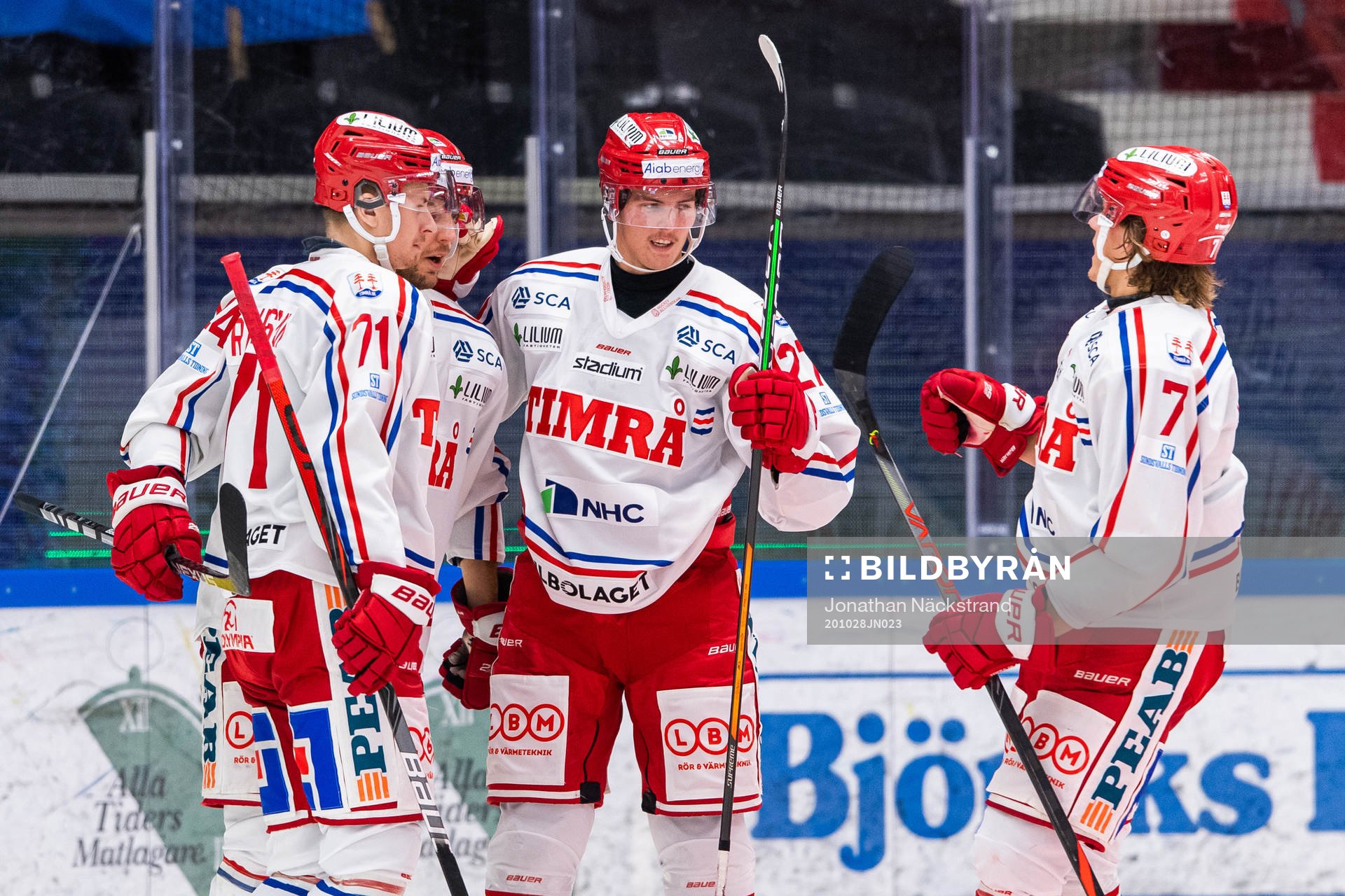 Timrås Isac Lundeström jublar med lagkamrater