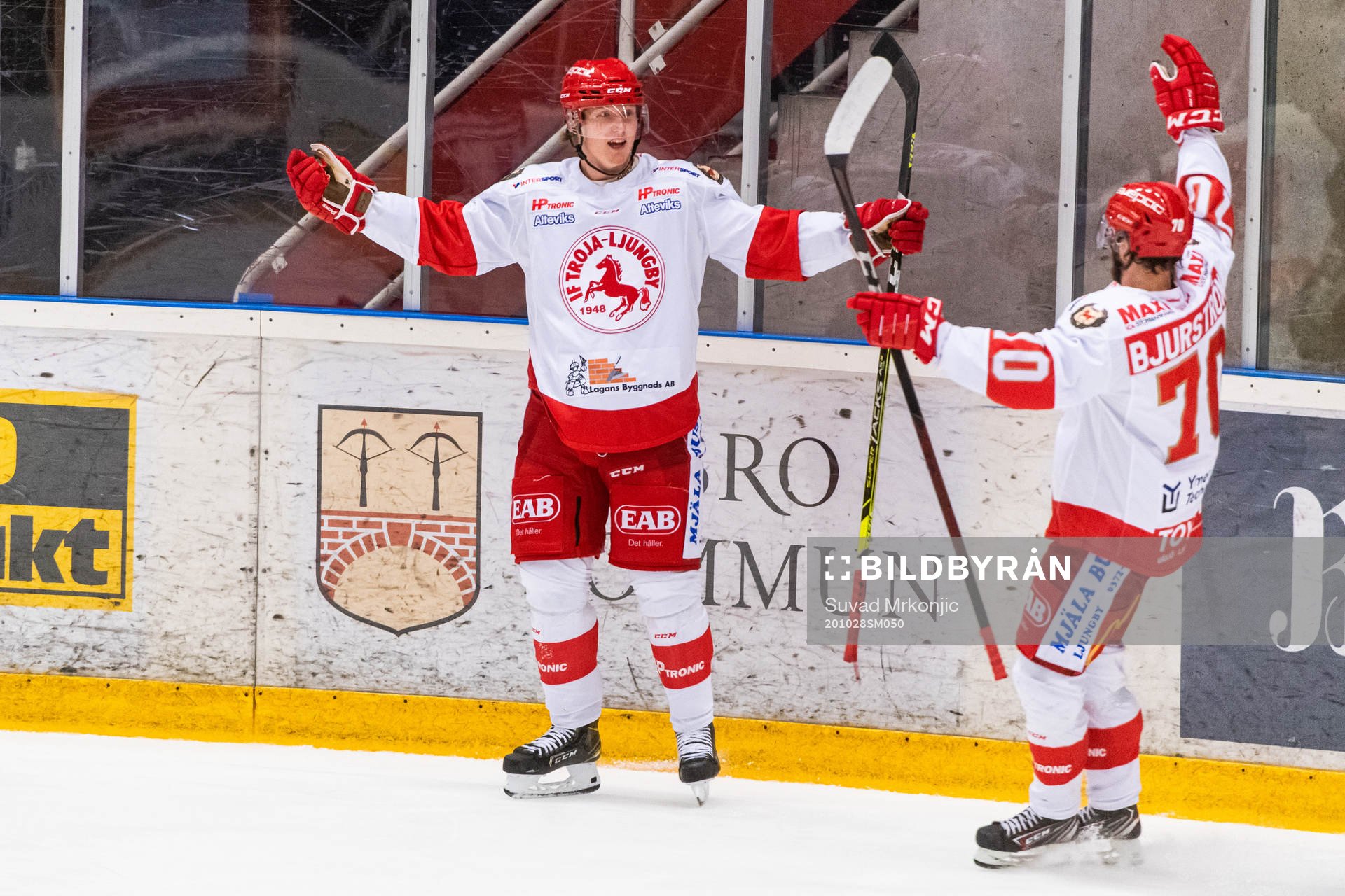 Trojas Linus Andersson jublar med Alexander Bjurström