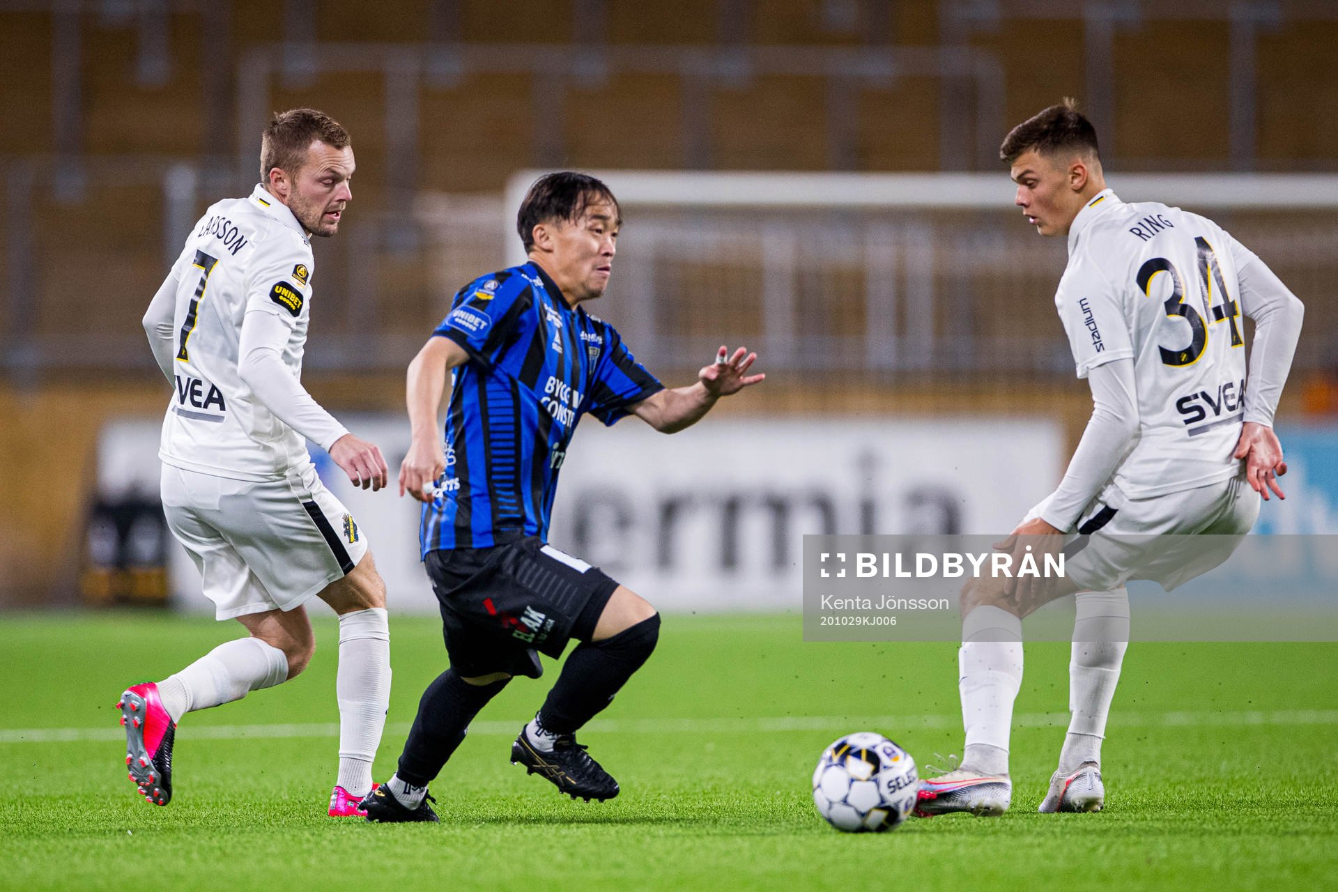 Sirius Yukiya Sugita i en kamp mot AIK:s Sebastian Larsson och Erik Ring under fotbollsmatchen i Allsvenskan mellan Sirius och AIK den 29 oktober 2020 i Uppsala.