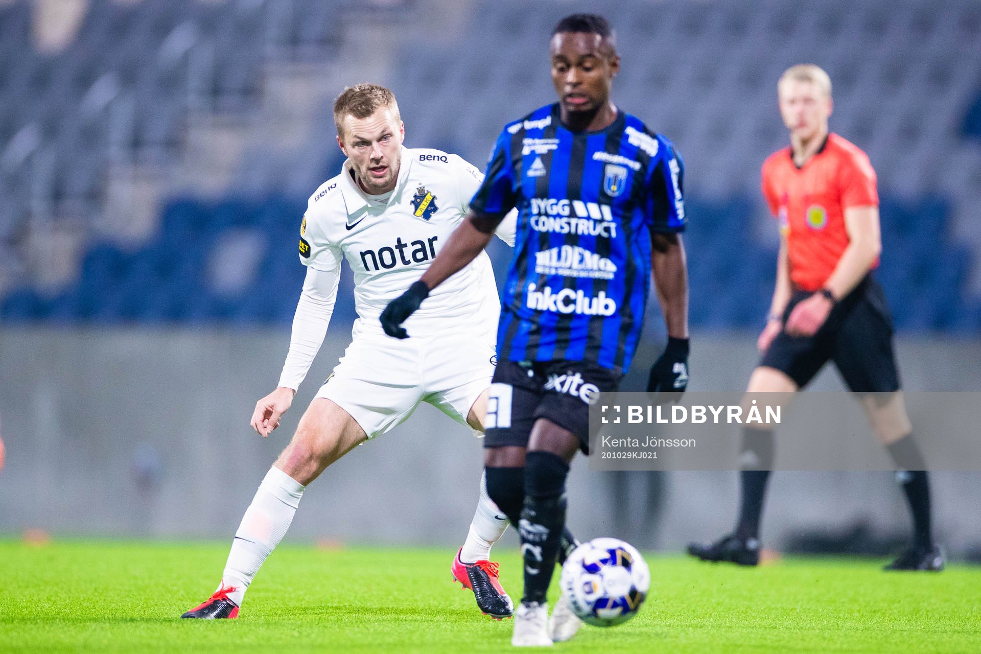 s Sebastian Larsson följer Sirius Nahom Girmai Netabay