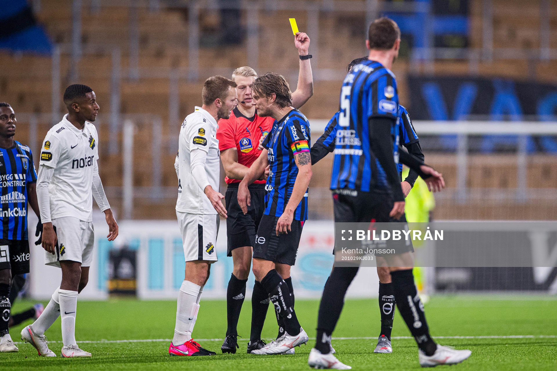 s Sebastian Larsson och Sirius Tim Björkström får en