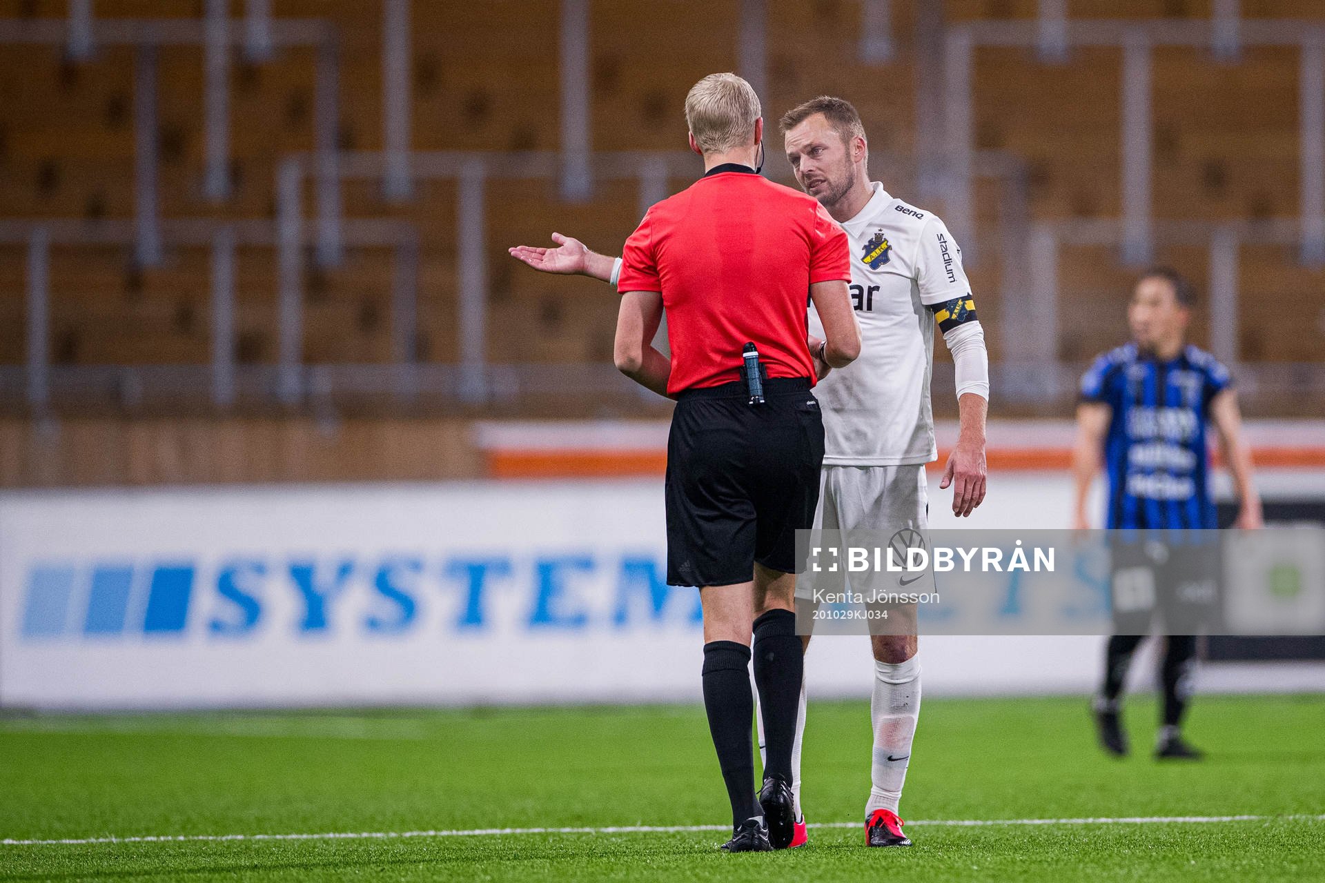 s Sebastian Larsson i samtal med domare Adam Ladebäck