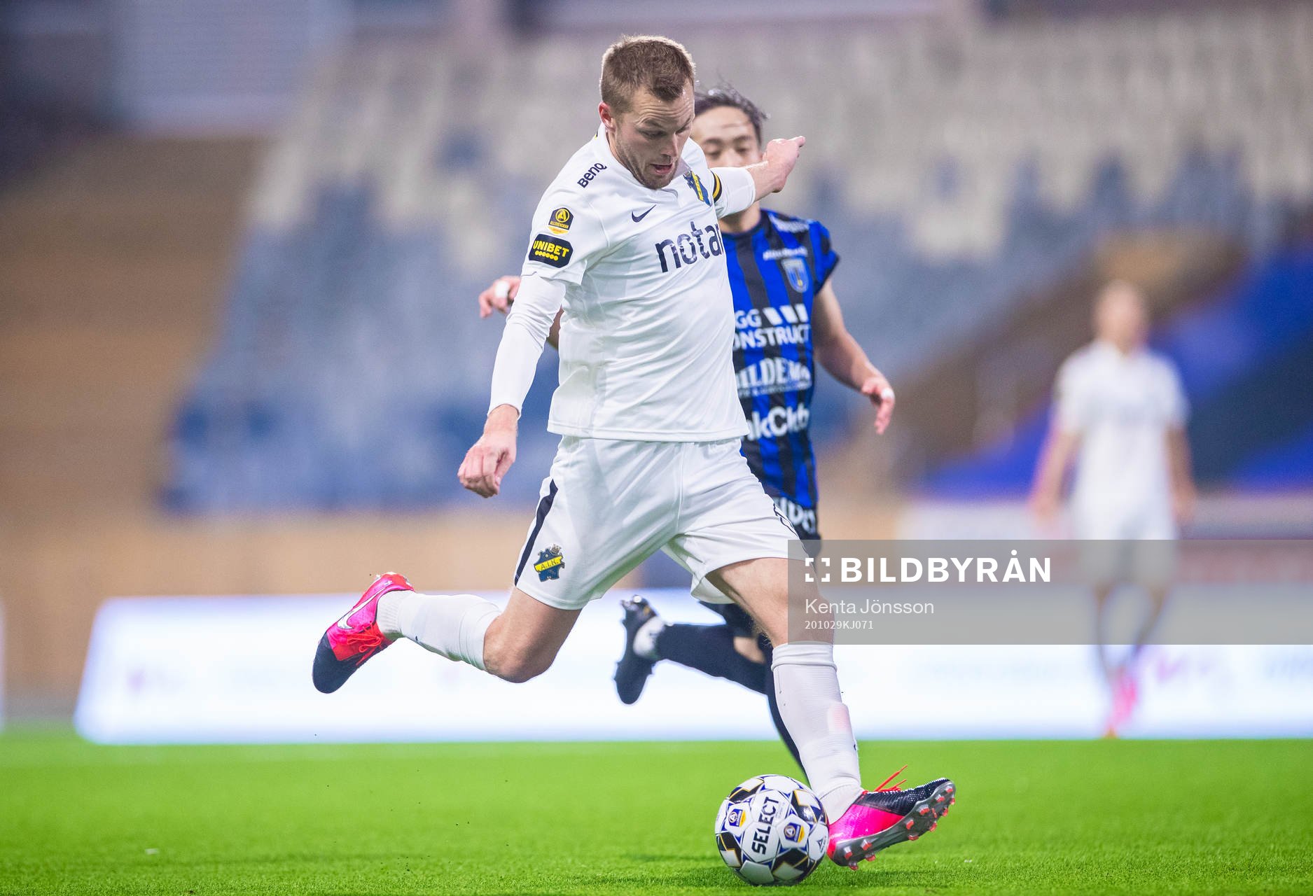 AIK:s Sebastian Larsson  under fotbollsmatchen i Allsvenskan mellan Sirius och AIK den 29 oktober 2020 i Uppsala.
