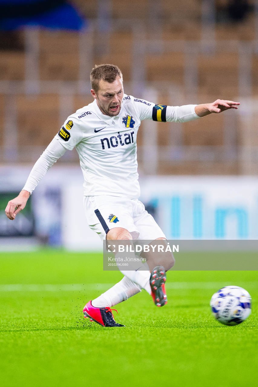 AIK:s Sebastian Larsson under fotbollsmatchen i Allsvenskan mellan Sirius och AIK den 29 oktober 2020 i Uppsala.