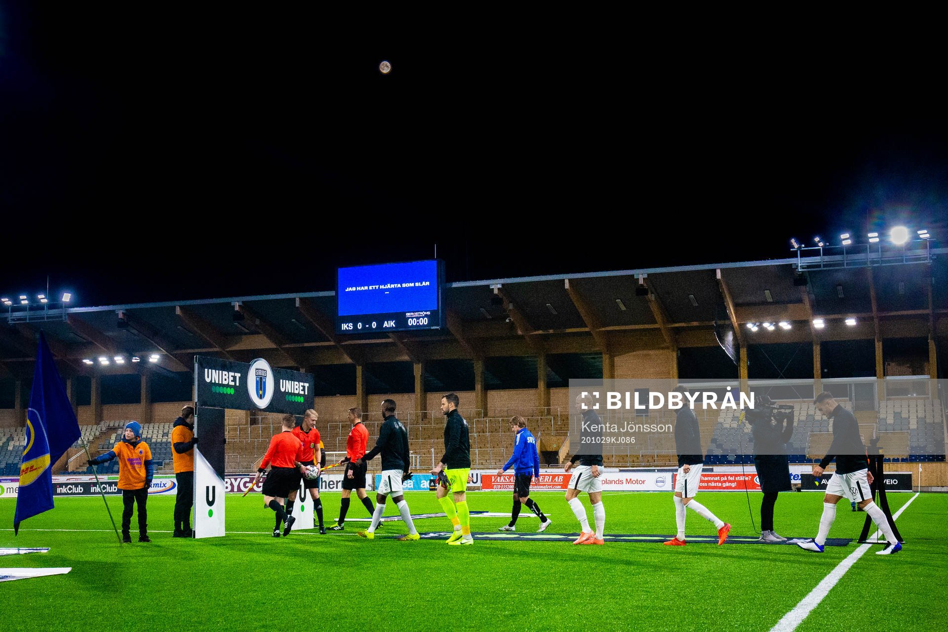 Sirius och AIK:s spelar för entré på planen inför fotbollsmatchen i Allsvenskan mellan Sirius och AIK den 29 oktober 2020 i Uppsala.