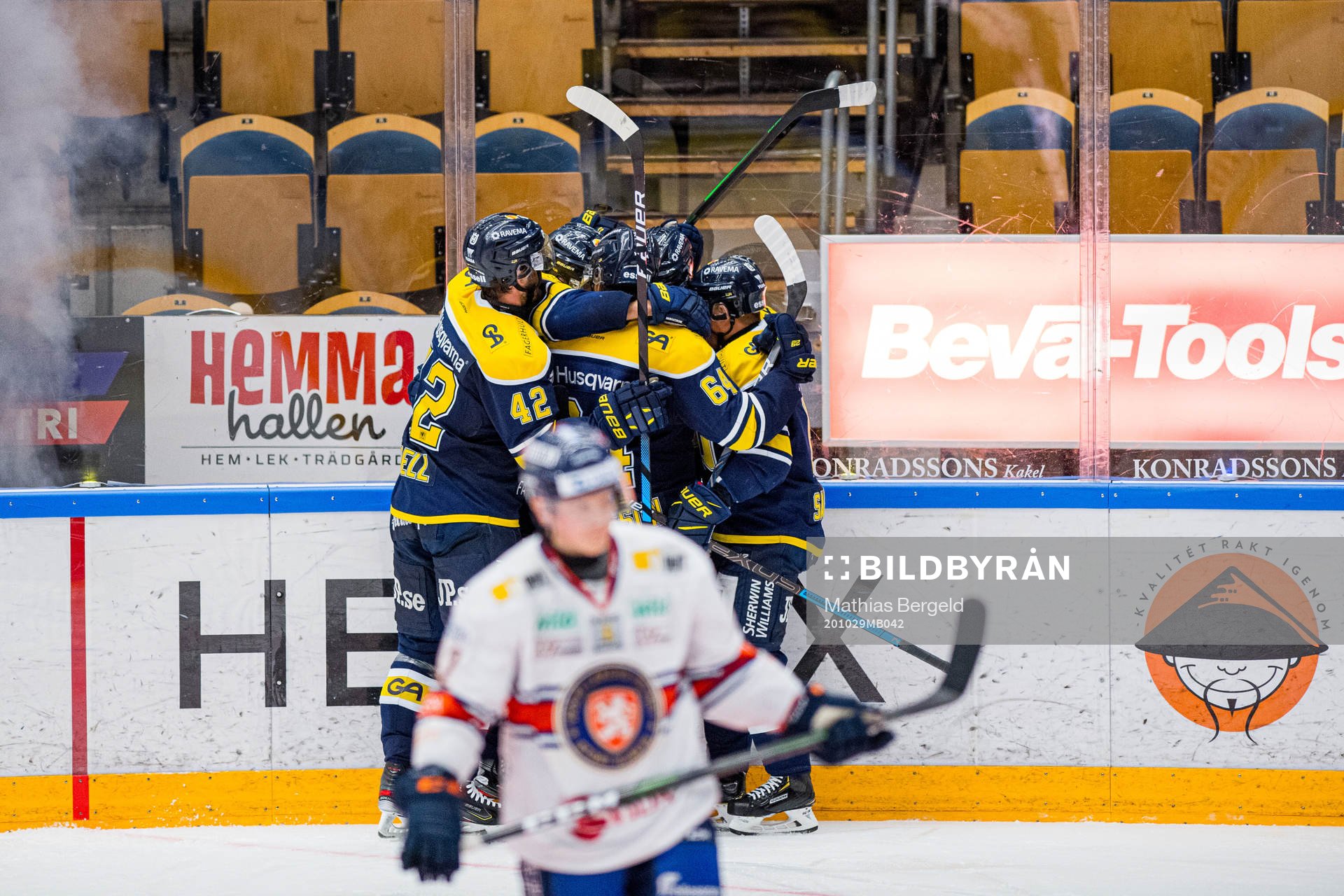 s spelare jublar med Linus Fröberg