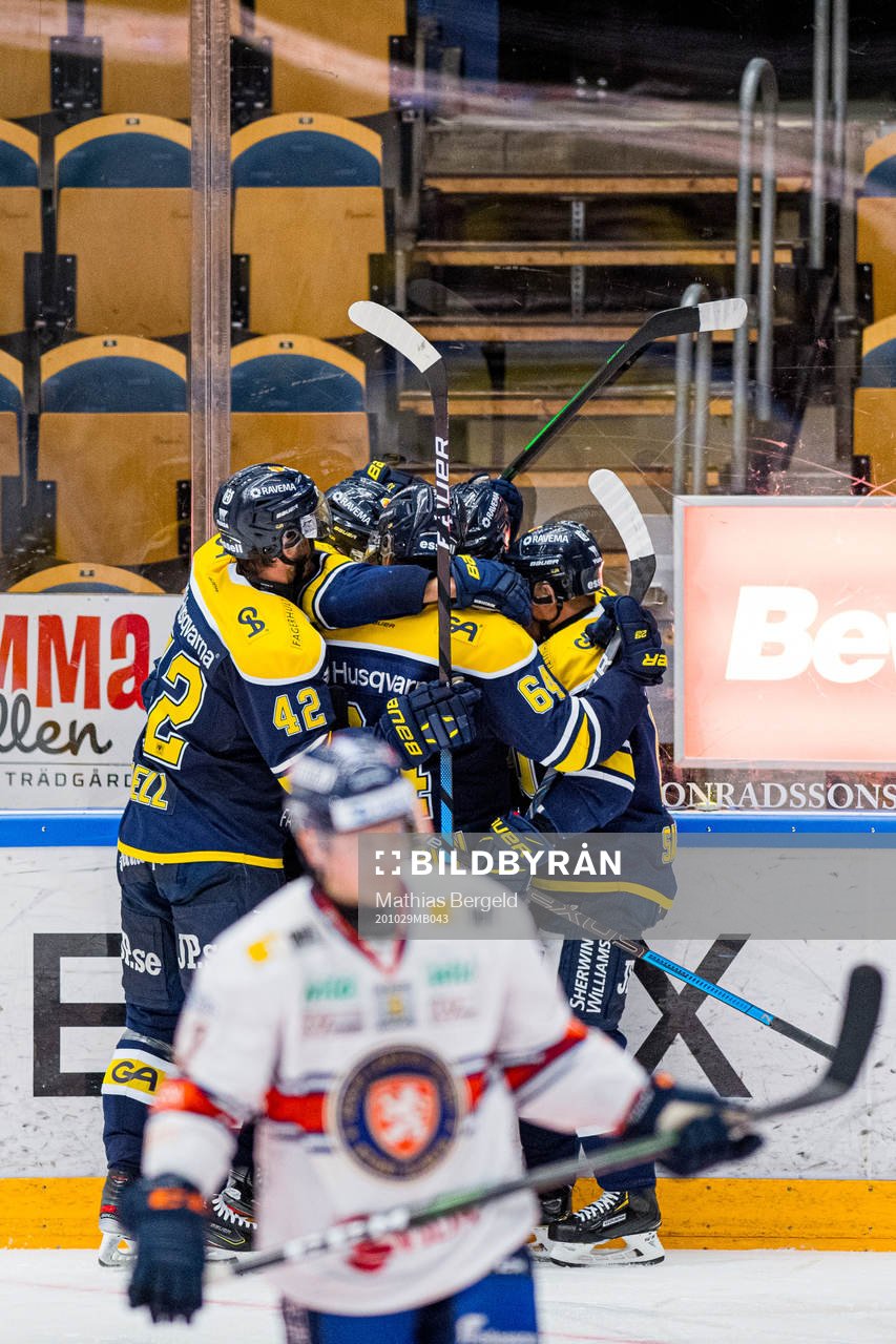 s spelare jublar med Linus Fröberg
