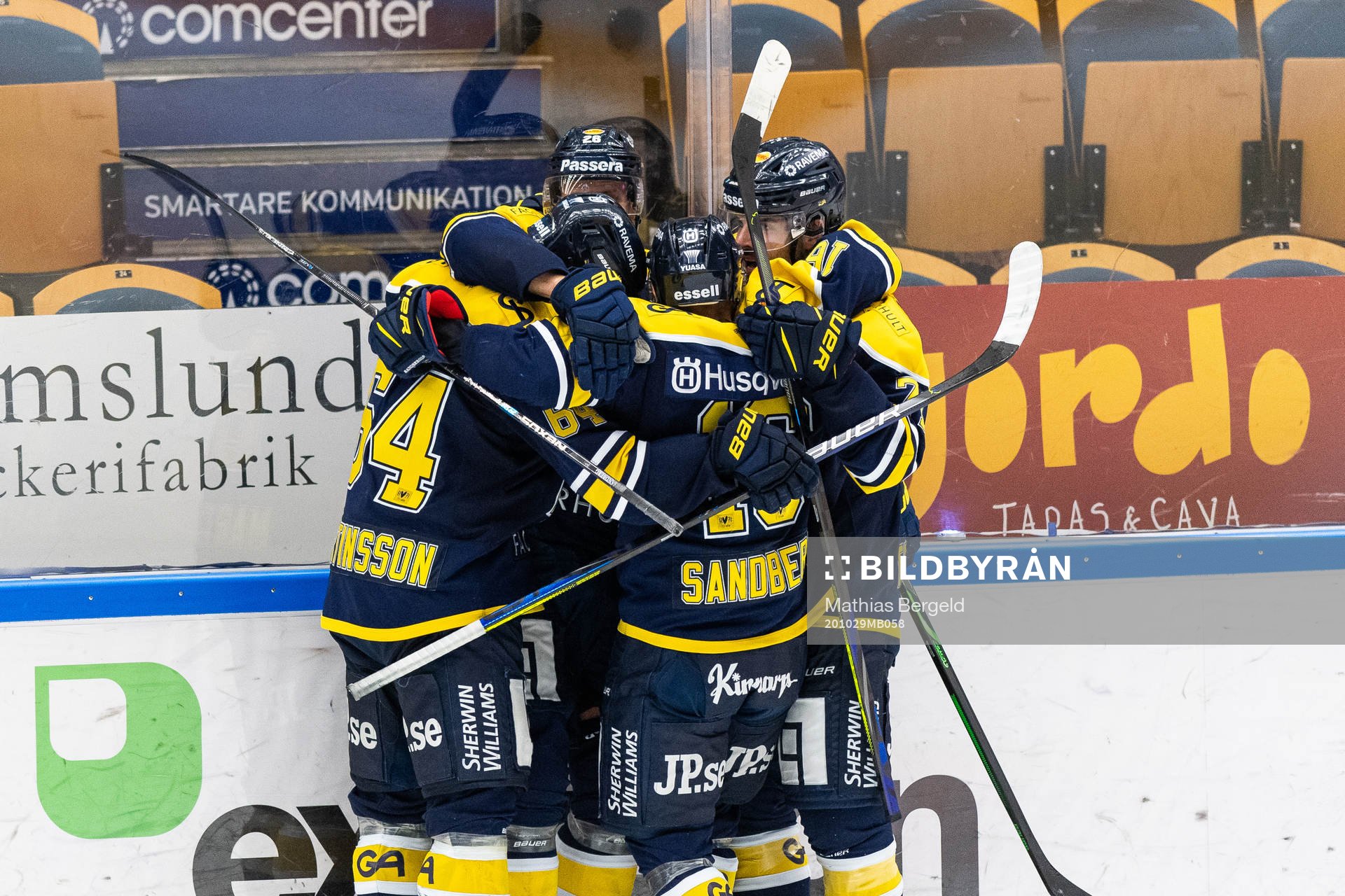 s Alexander Bergström jublar med lagkamrater