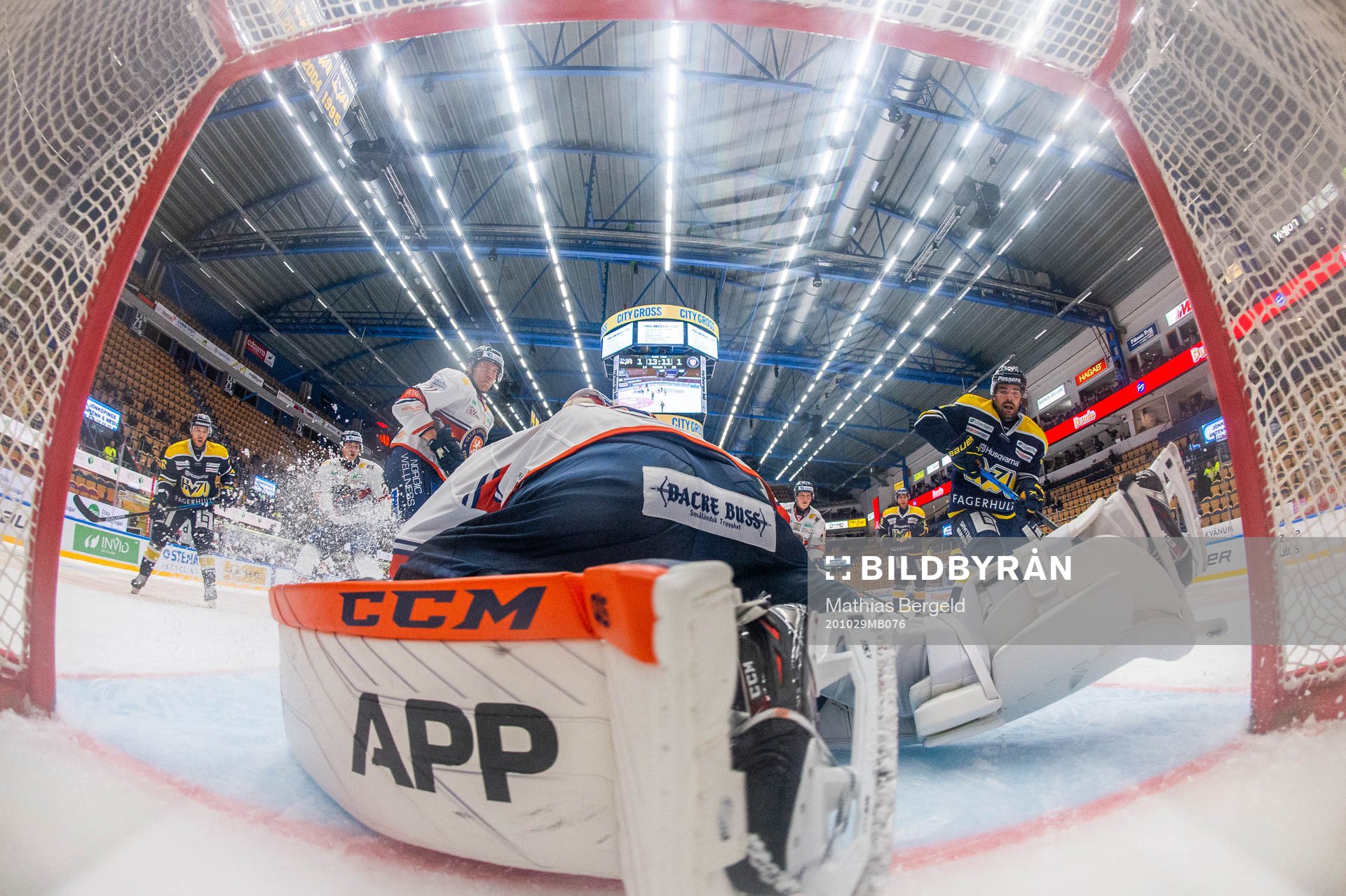 s Linus Fröberg gör 2-1 bakom Växjös målvakt Erik