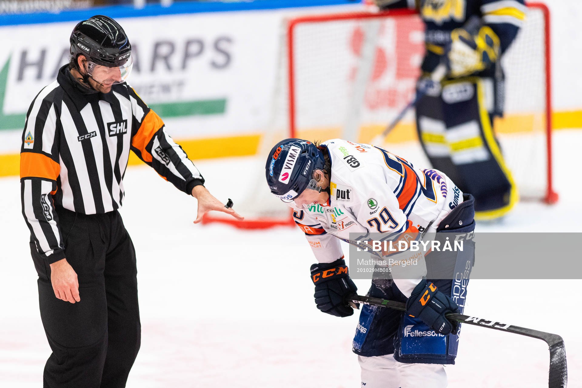 Domare Mikael Sjöqvist kollar till Växjös Pontus Holmberg