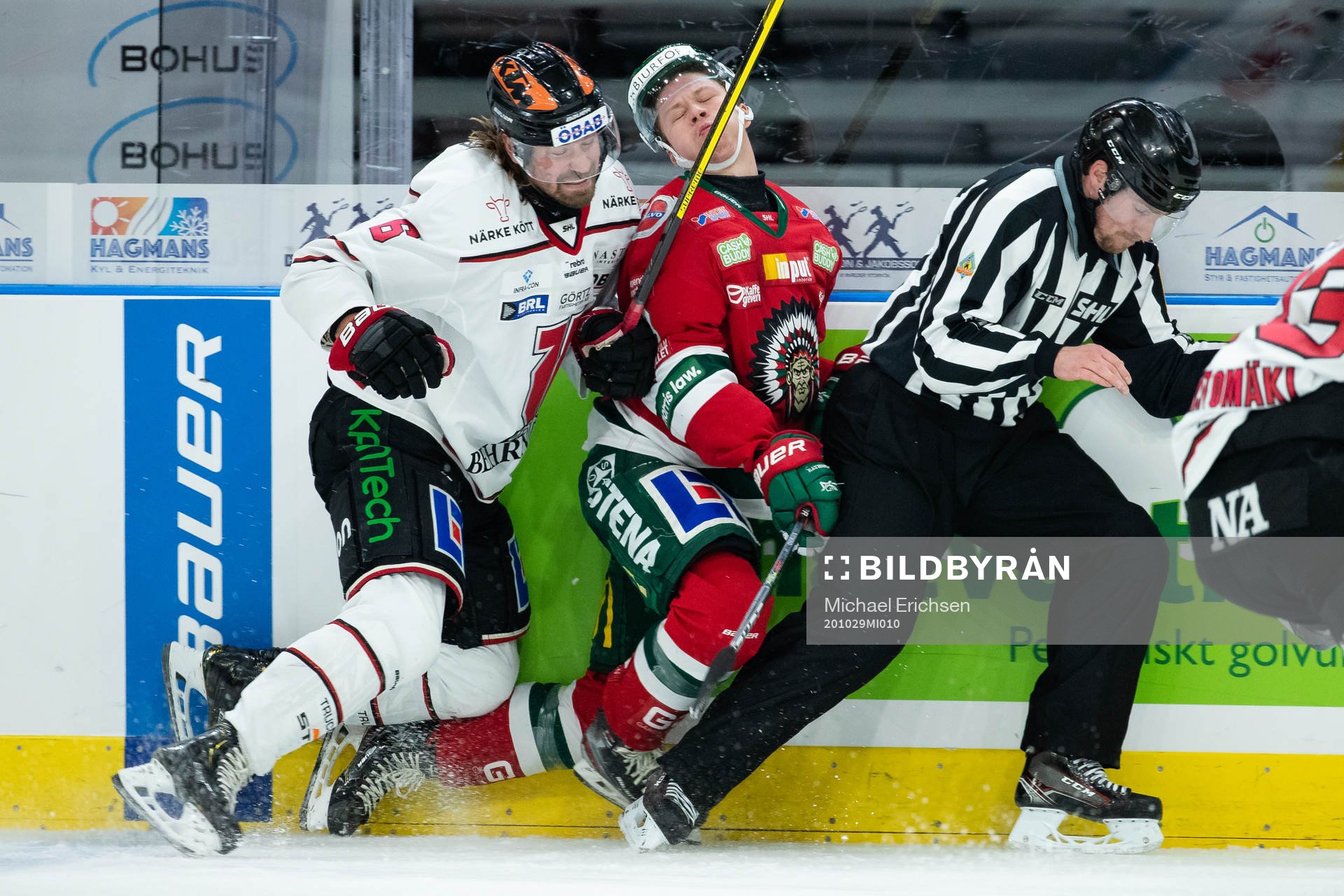 Örebros Stefan Warg tacklar Frölundas Lucas Raymond