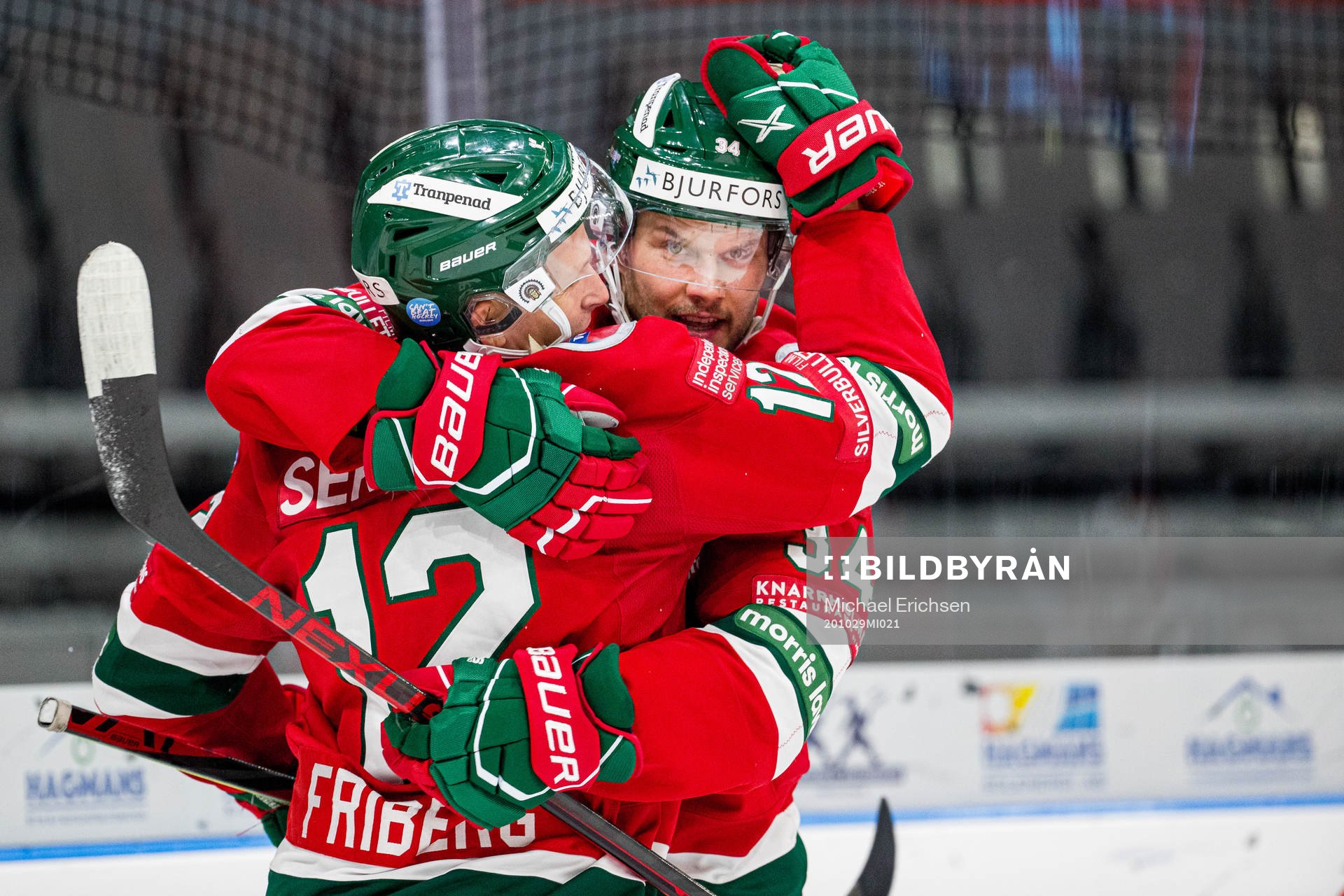Frölundas Max Friberg och Theodor Lennström jublar