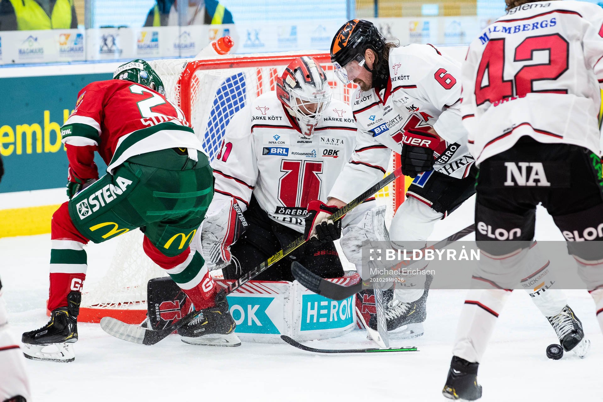Frölundas Johan Sundström får klubban kapad av Örebros