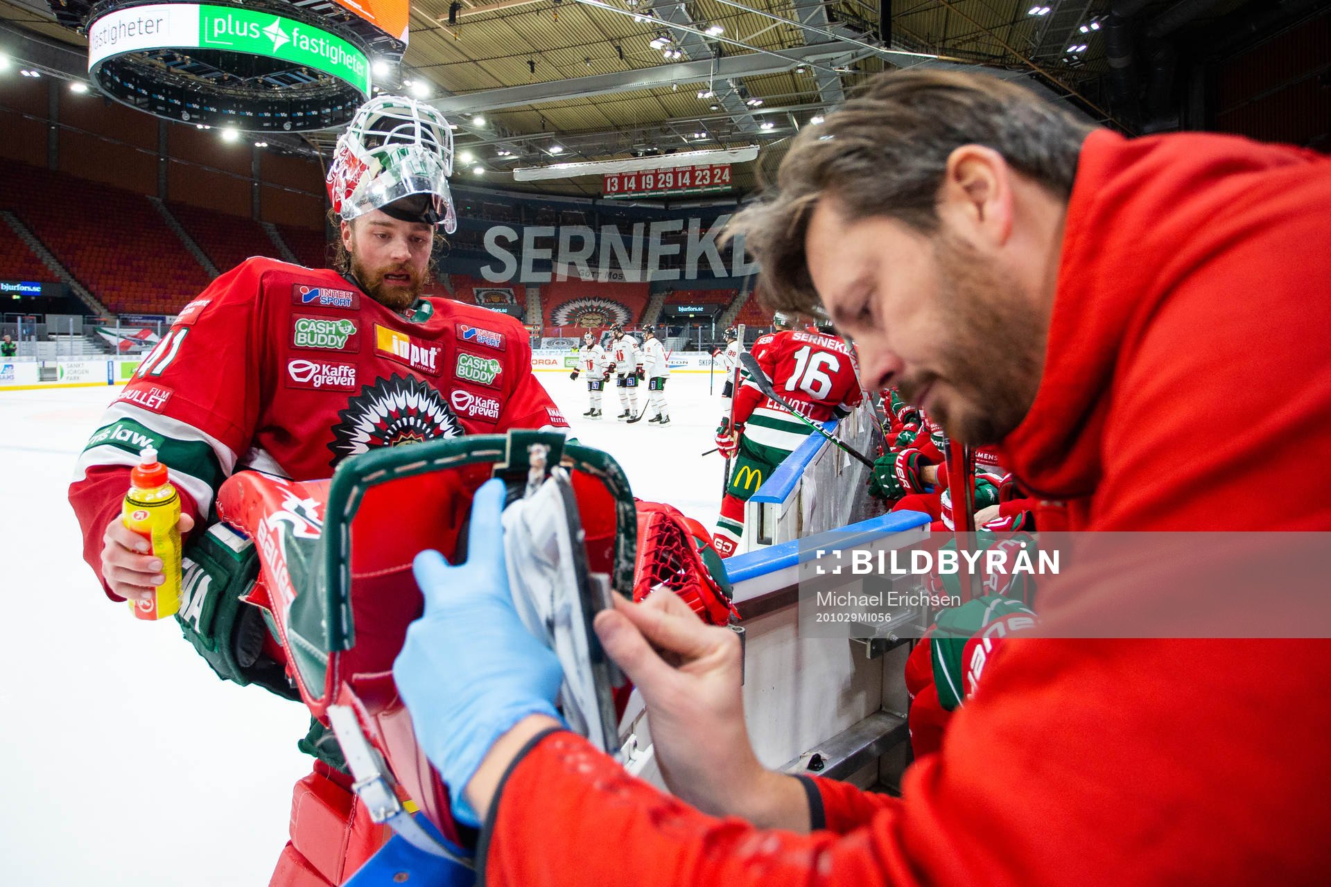 Frölundas målvakt Niklas Rubin får sin skena slipad
