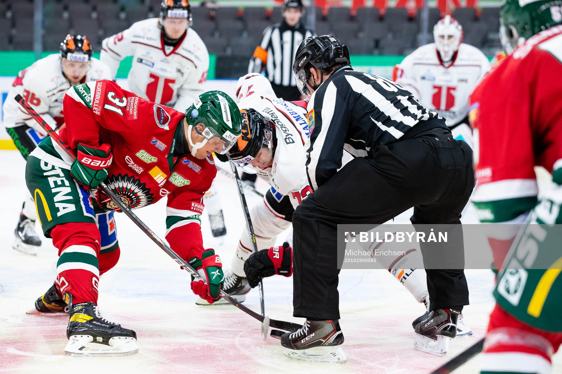 Frölundas Nicklas Lasu tekar mot Örebros Oliver Eklind
