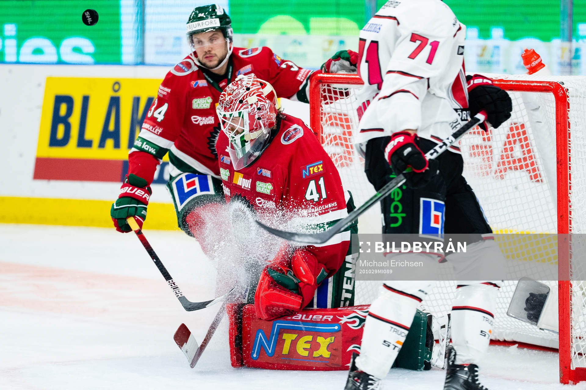Frölundas målvakt Niklas Rubin med en räddning