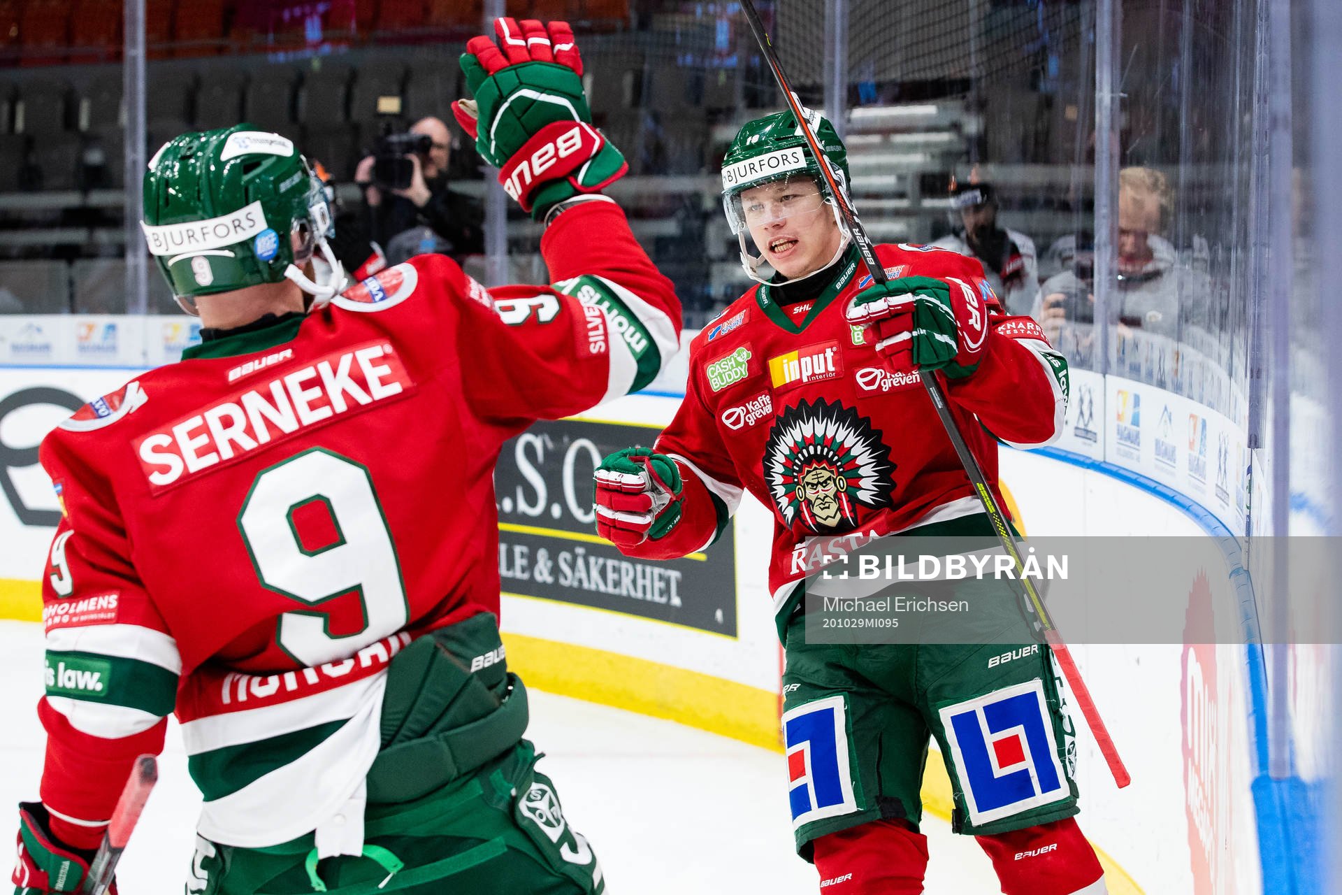 Frölundas Lucas Raymond jublar med Jan Mursak