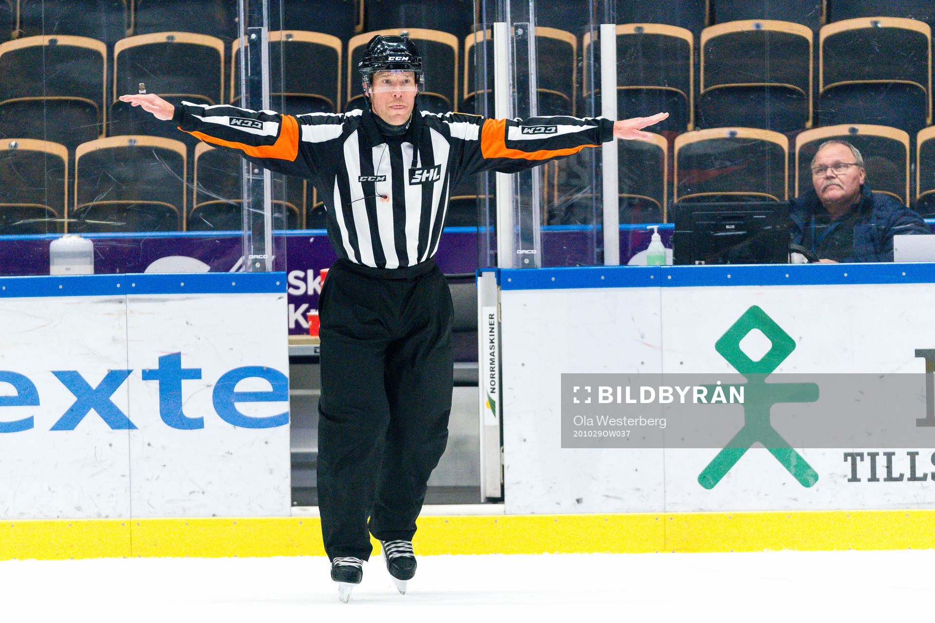 Domare Tobias Björk dömer bort ett mål