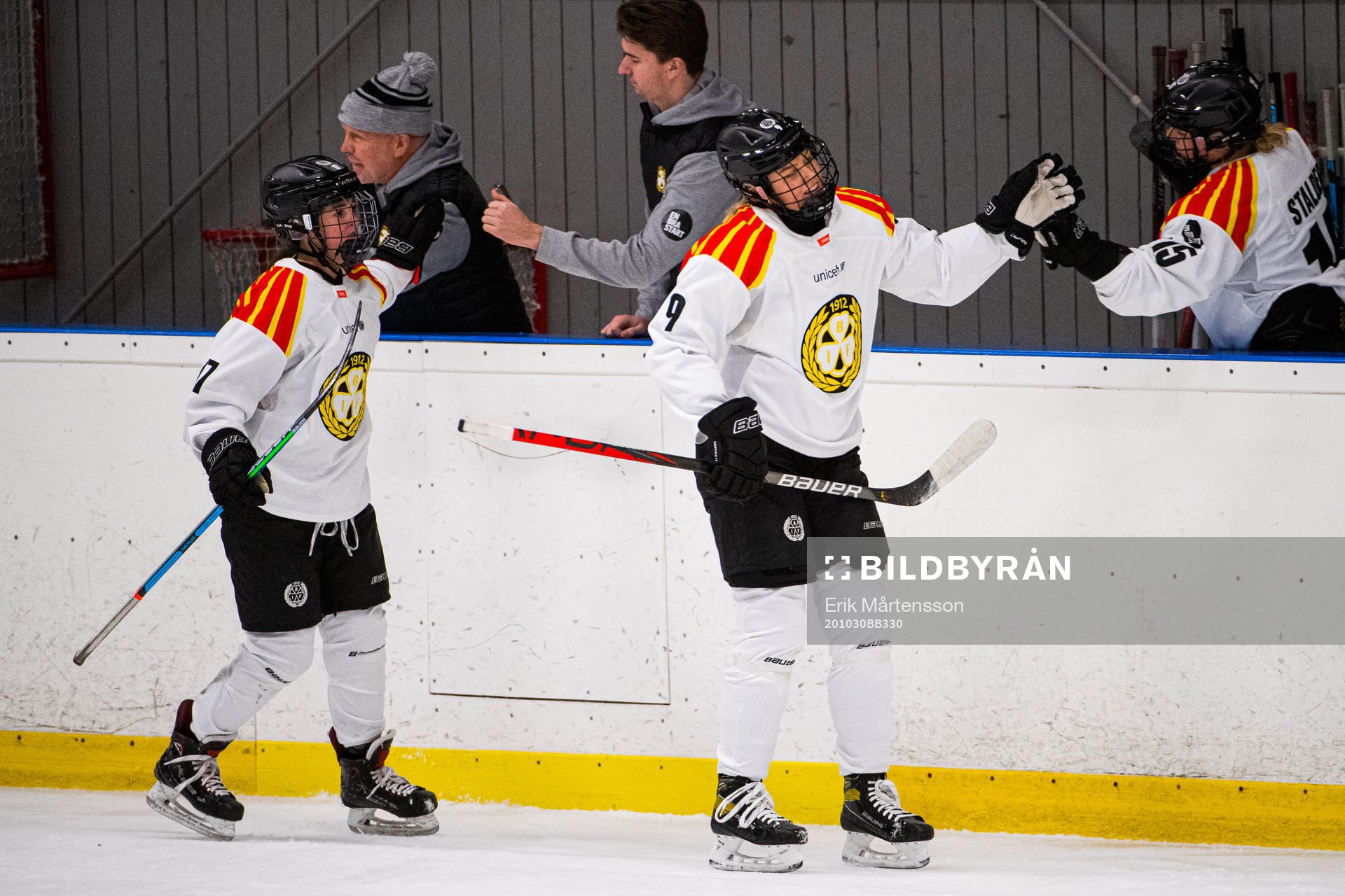 Brynäs Jaycee Gebhard och Josefin Bouveng jublar