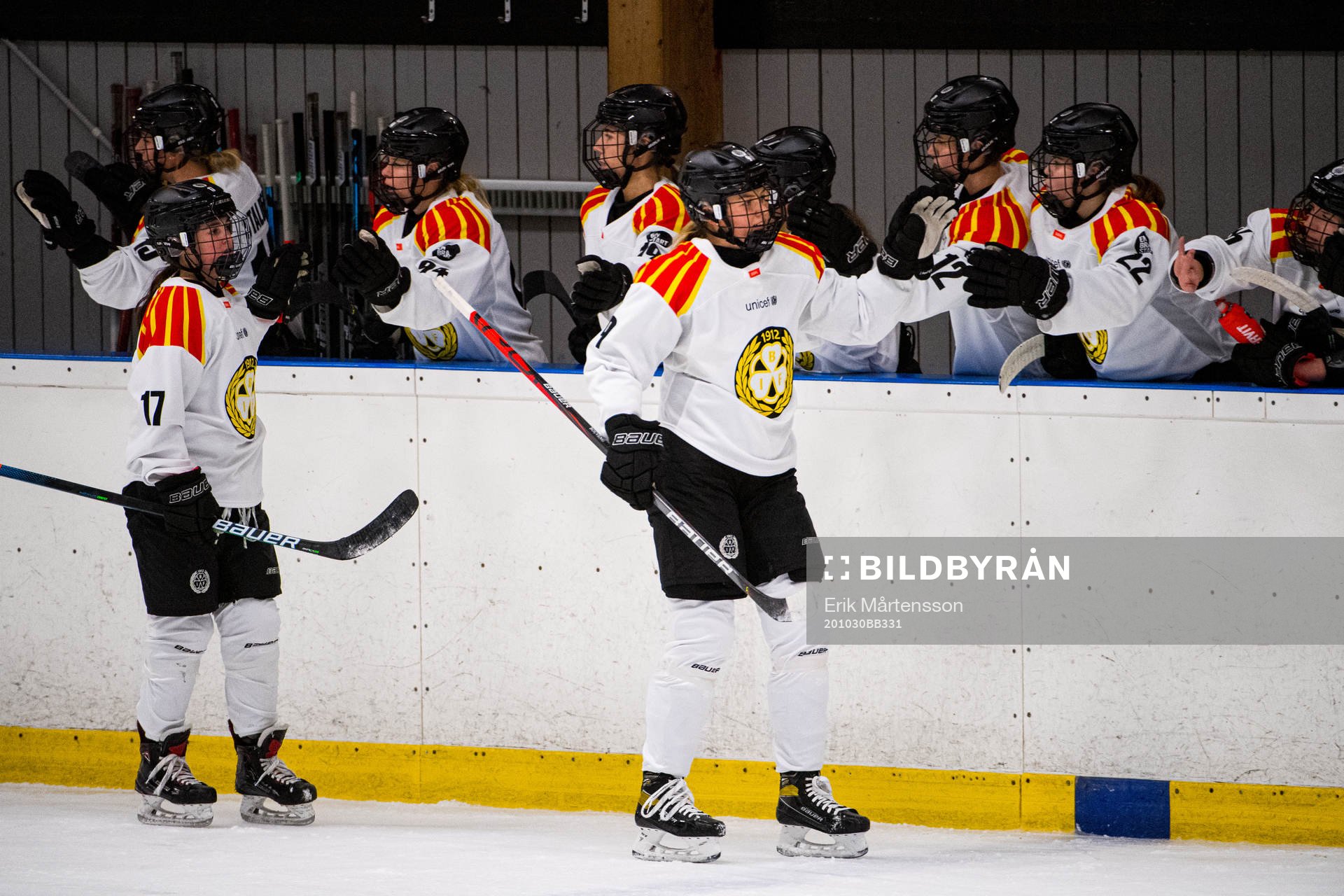 Brynäs Jaycee Gebhard och Josefin Bouveng jublar