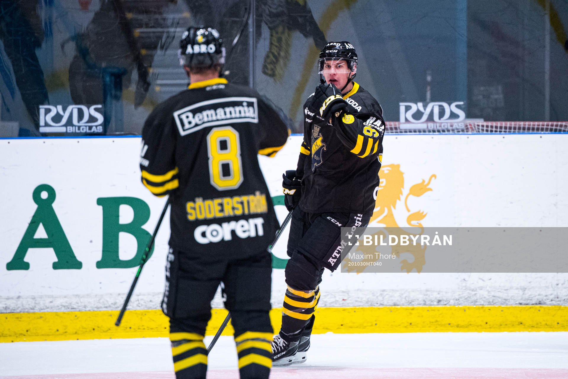 s Anton Holm jublar med Victor Söderström