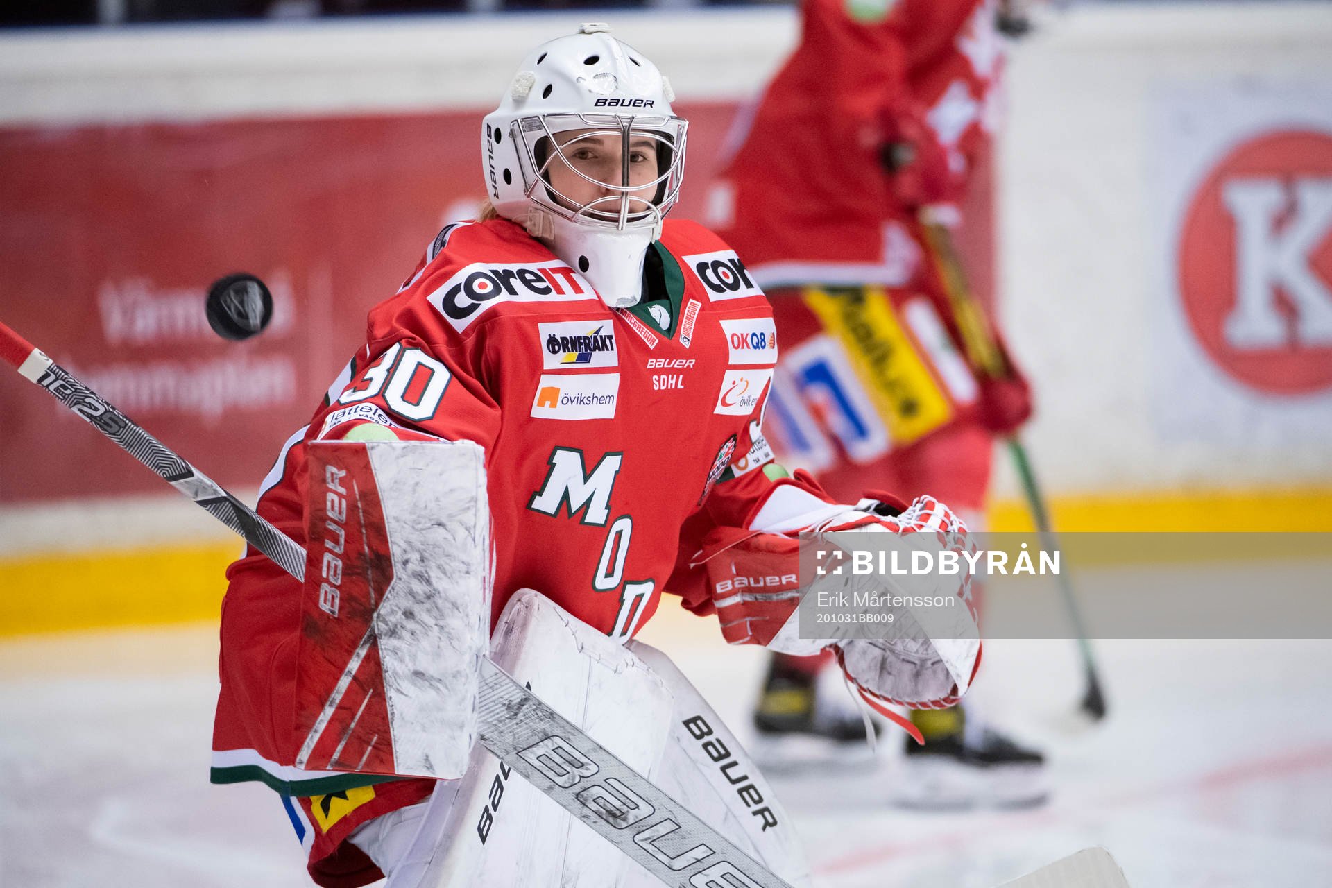 Modos målvakt Viktorije Svejdova värmer upp