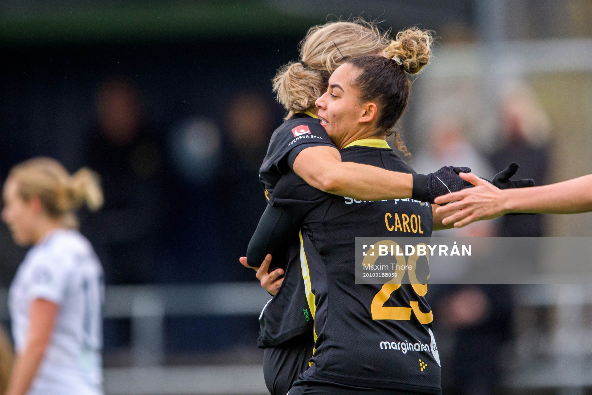Hammarbys Hanna Folkesson och Caroline Rodrigues jublar efter 0-1 under fotbollsmatchen i Elitettan mellan Älvsjö och Hammarby den 31 oktober 2020 i Stockholm.