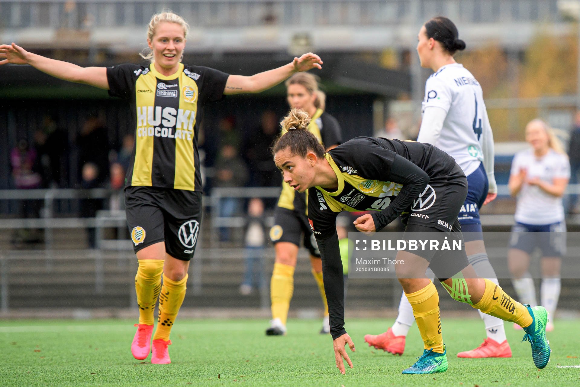 Hammarbys Caroline Rodrigues jublar efter 0-2 under fotbollsmatchen i Elitettan mellan Älvsjö och Hammarby den 31 oktober 2020 i Stockholm.