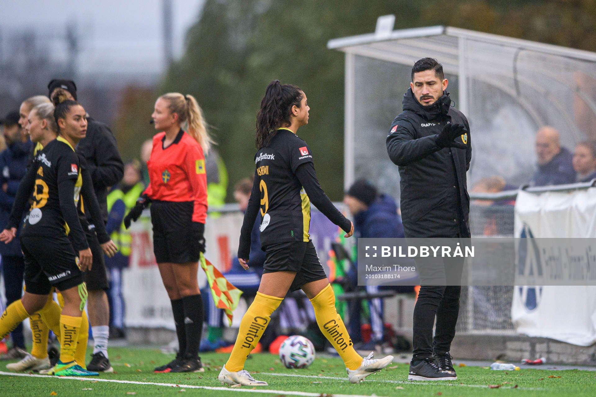 Hammarbys Dajan Hashemi och tränare Pablo Pinones-Arce under fotbollsmatchen i Elitettan mellan Älvsjö och Hammarby den 31 oktober 2020 i Stockholm.