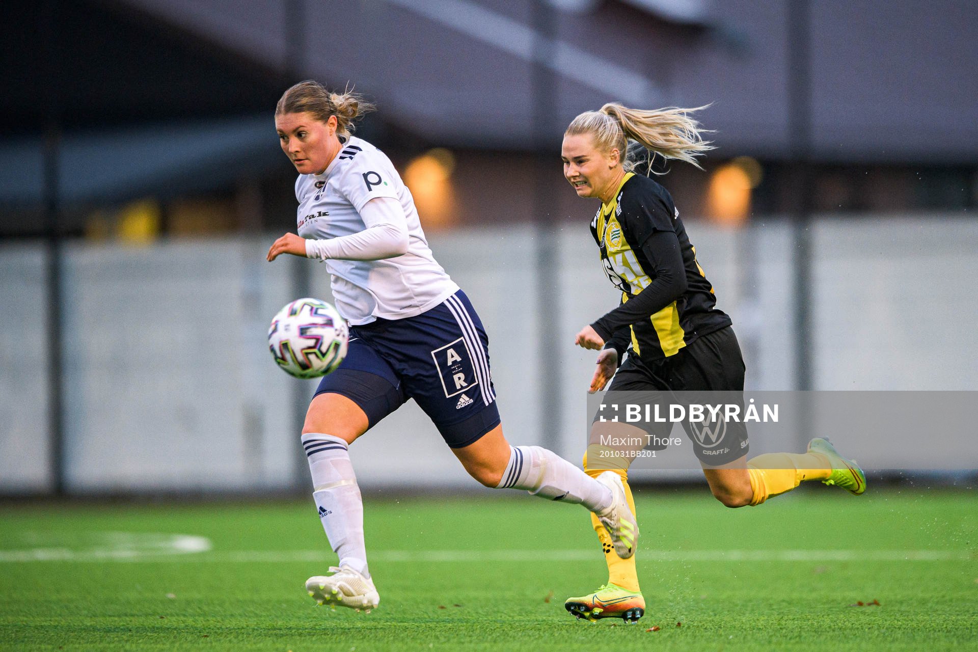 Älvsjös Zabrina Koont och Hammarbys Emma Jansson
