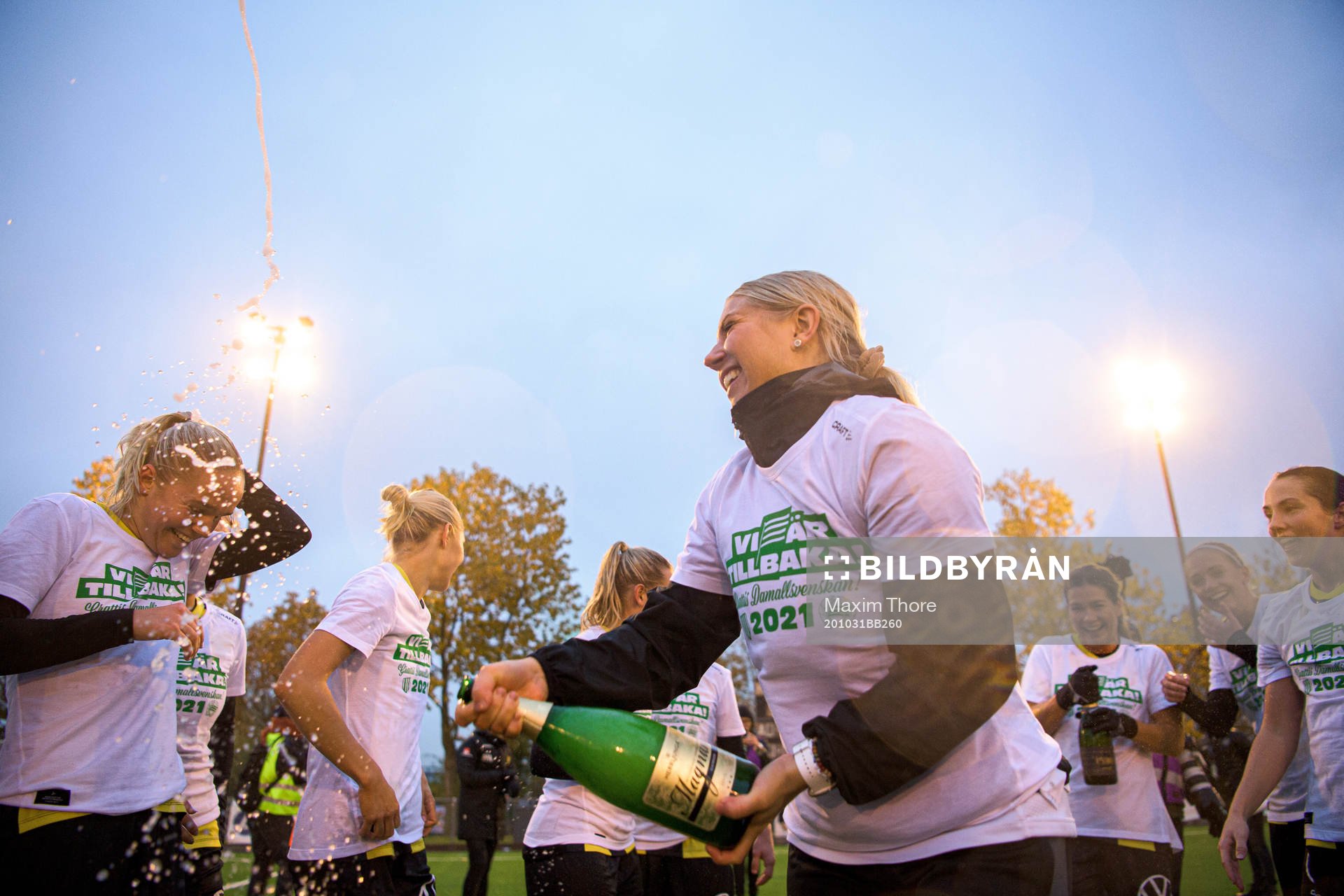 Hammarbys spelare jublar efter fotbollsmatchen i Elitettan mellan Älvsjö och Hammarby den 31 oktober 2020 i Stockholm.