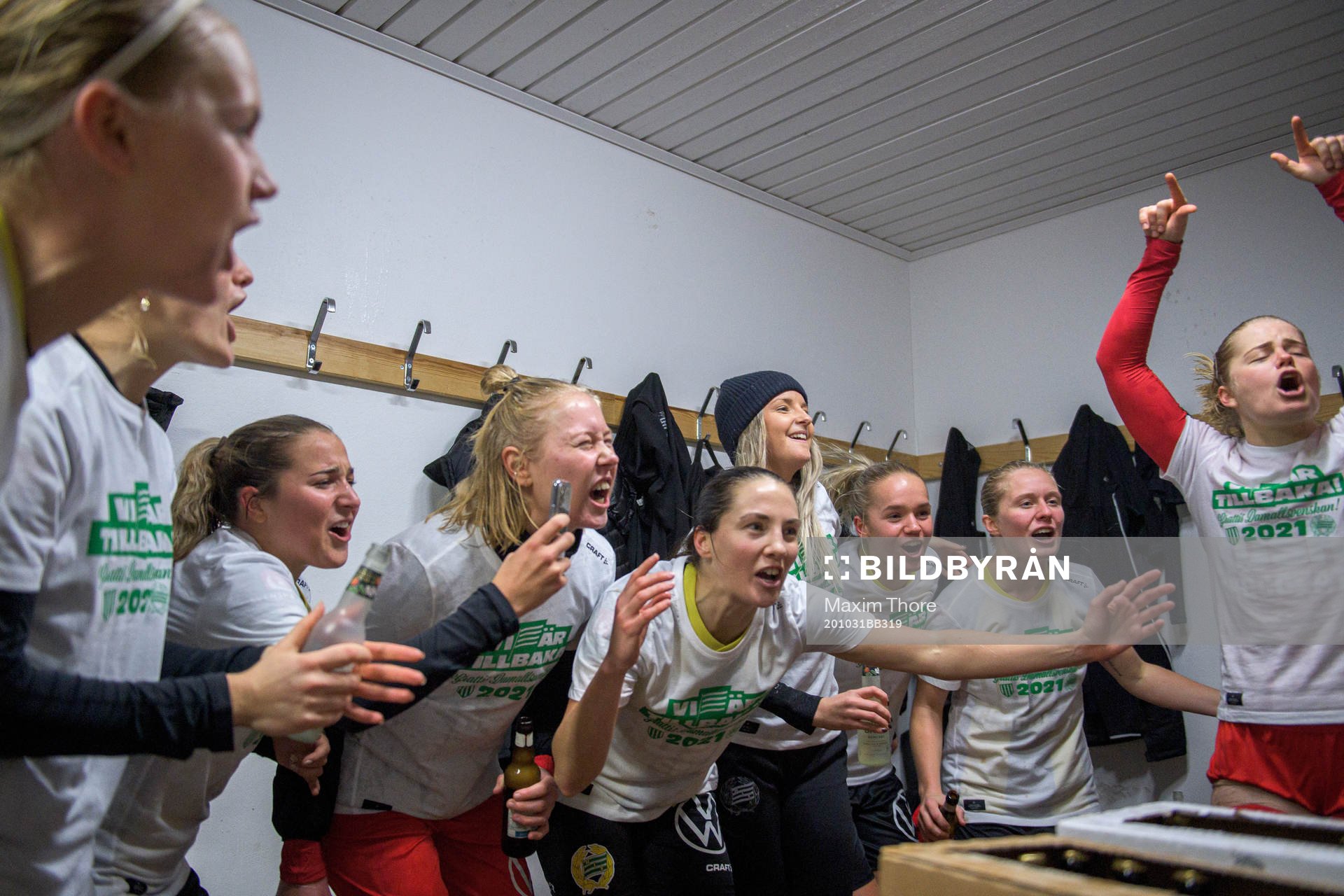Hammarbys spelare jublar i omklädningsrummet