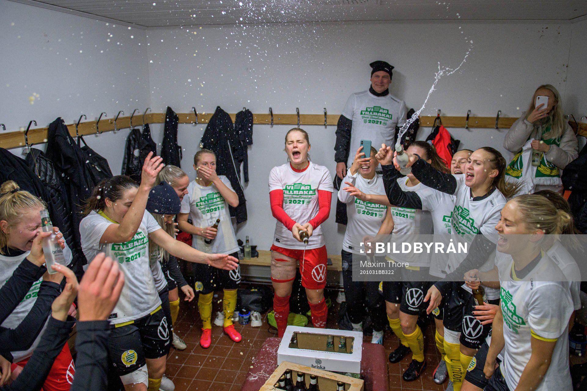 Hammarbys spelare jublar i omklädningsrummet