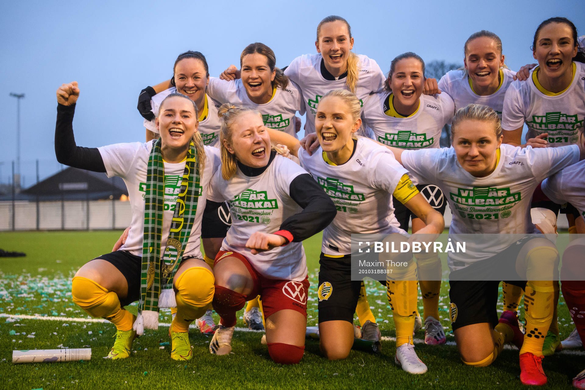 Hammarbys Emma Jansson (tv) jublar med lagkamrater