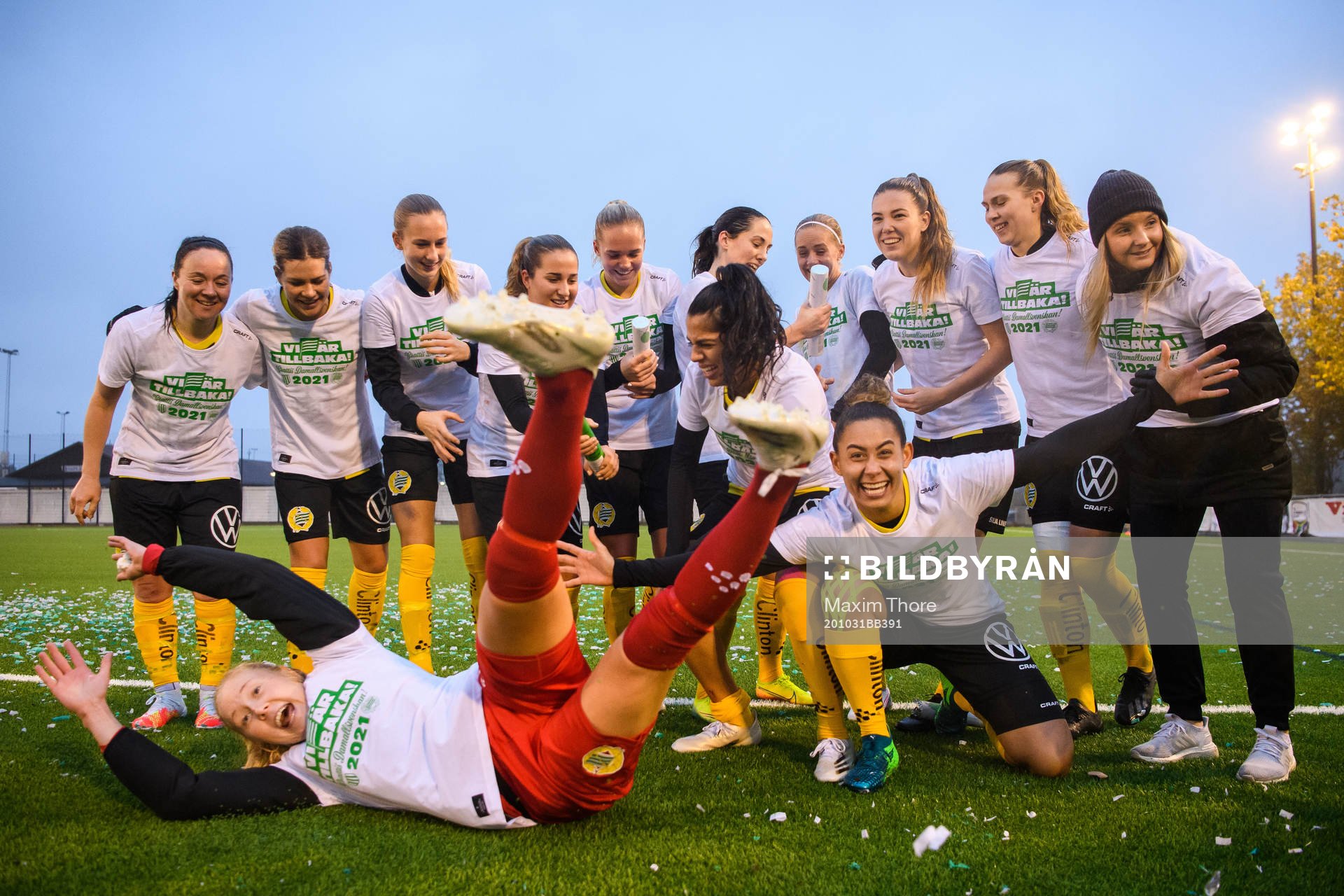 Hammarbys Caroline Rodrigues (th) jublar med Britta Gynning