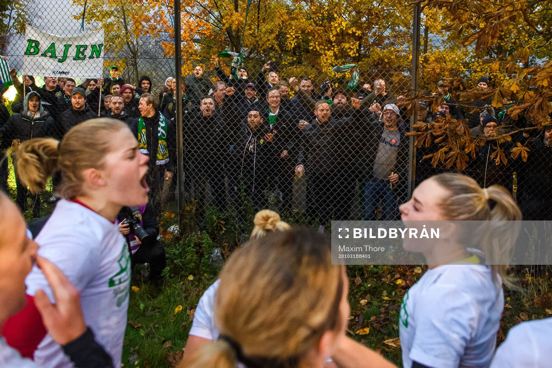 Hammarbys spelare jublar framför supportrar