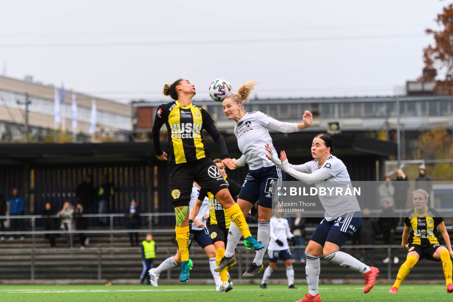 Hammarbys Caroline Rodrigues och Älvsjös Moa Liwendahl i