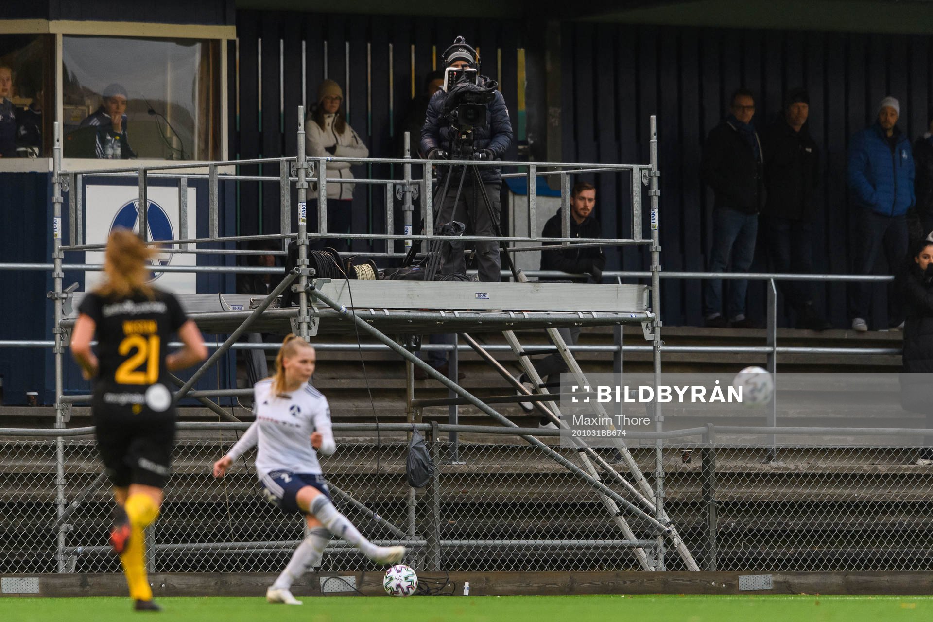 En TV-kamera följer fotbollsmatchen i Elitettan mellan